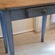 Petite table en bois bleue