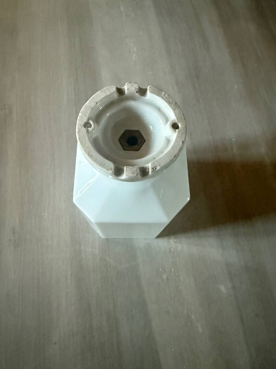 Opaline sur douille porcelaine en plafond