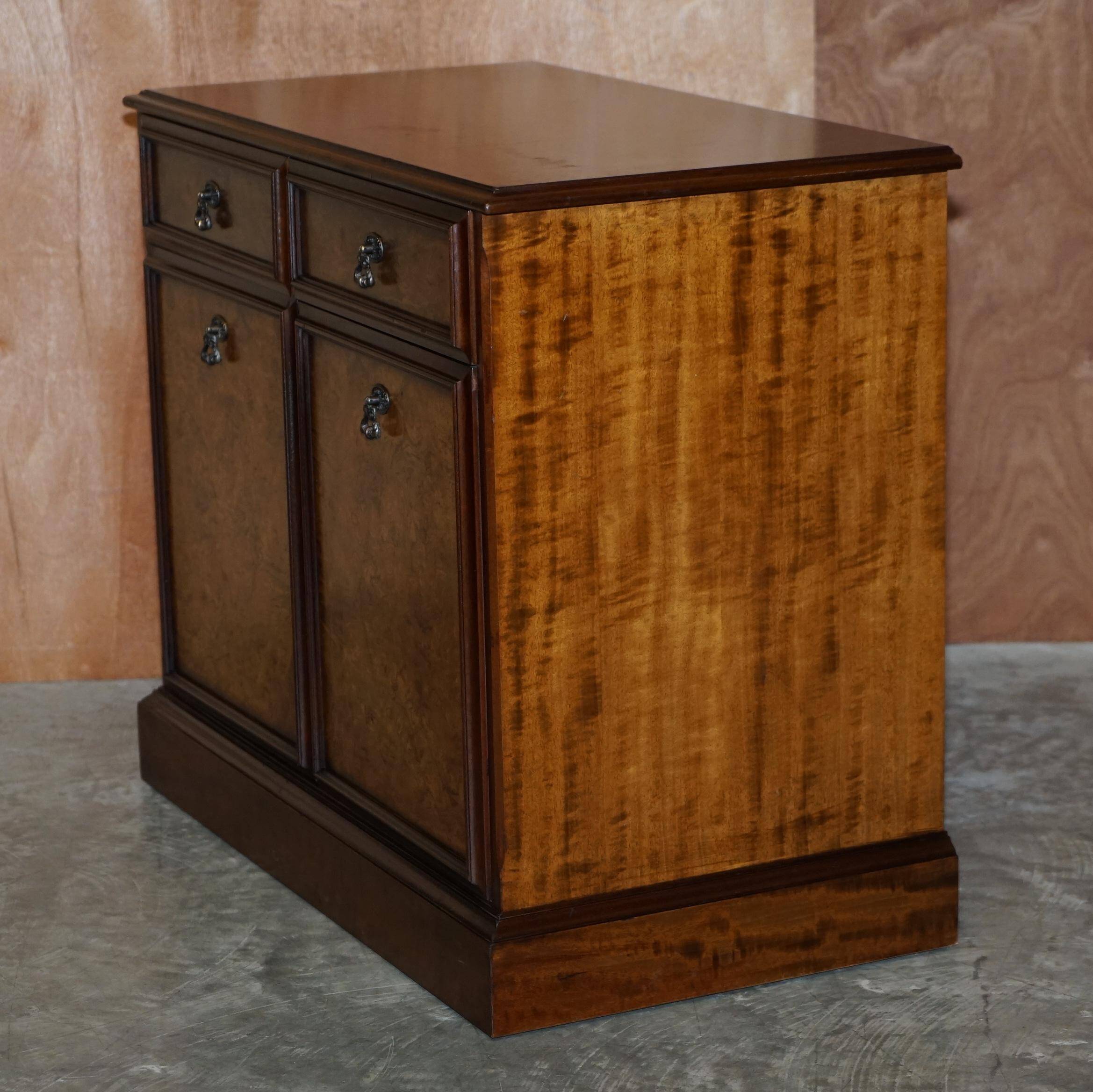 Buffet en noyer burr et quarter cut avec deux tiroirs et base d'armoire