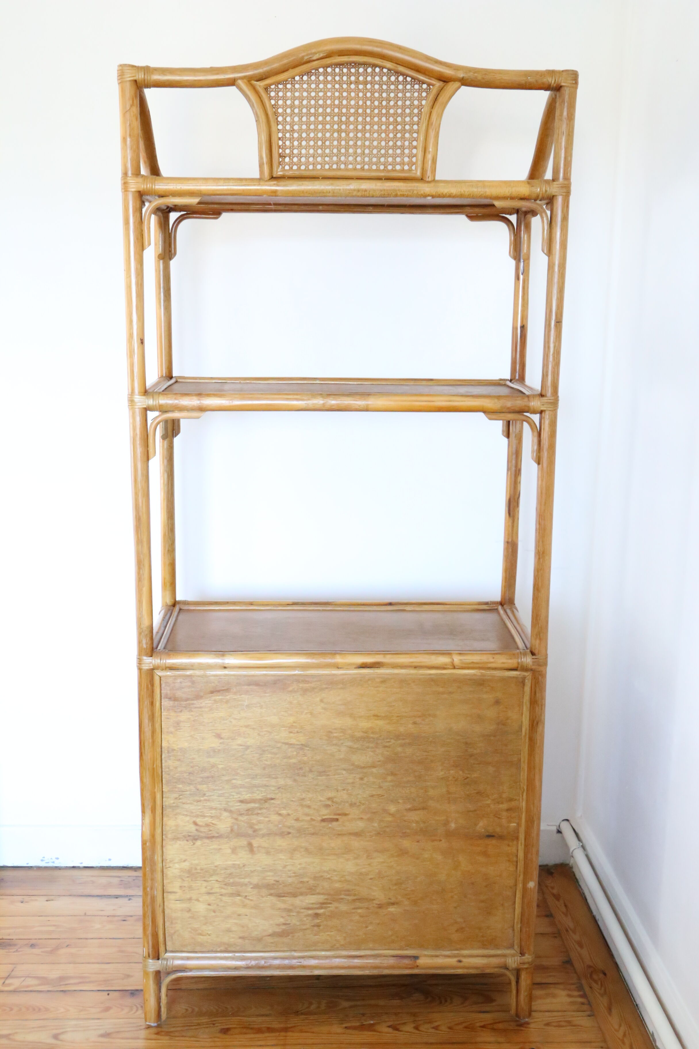 Shelf in rattan