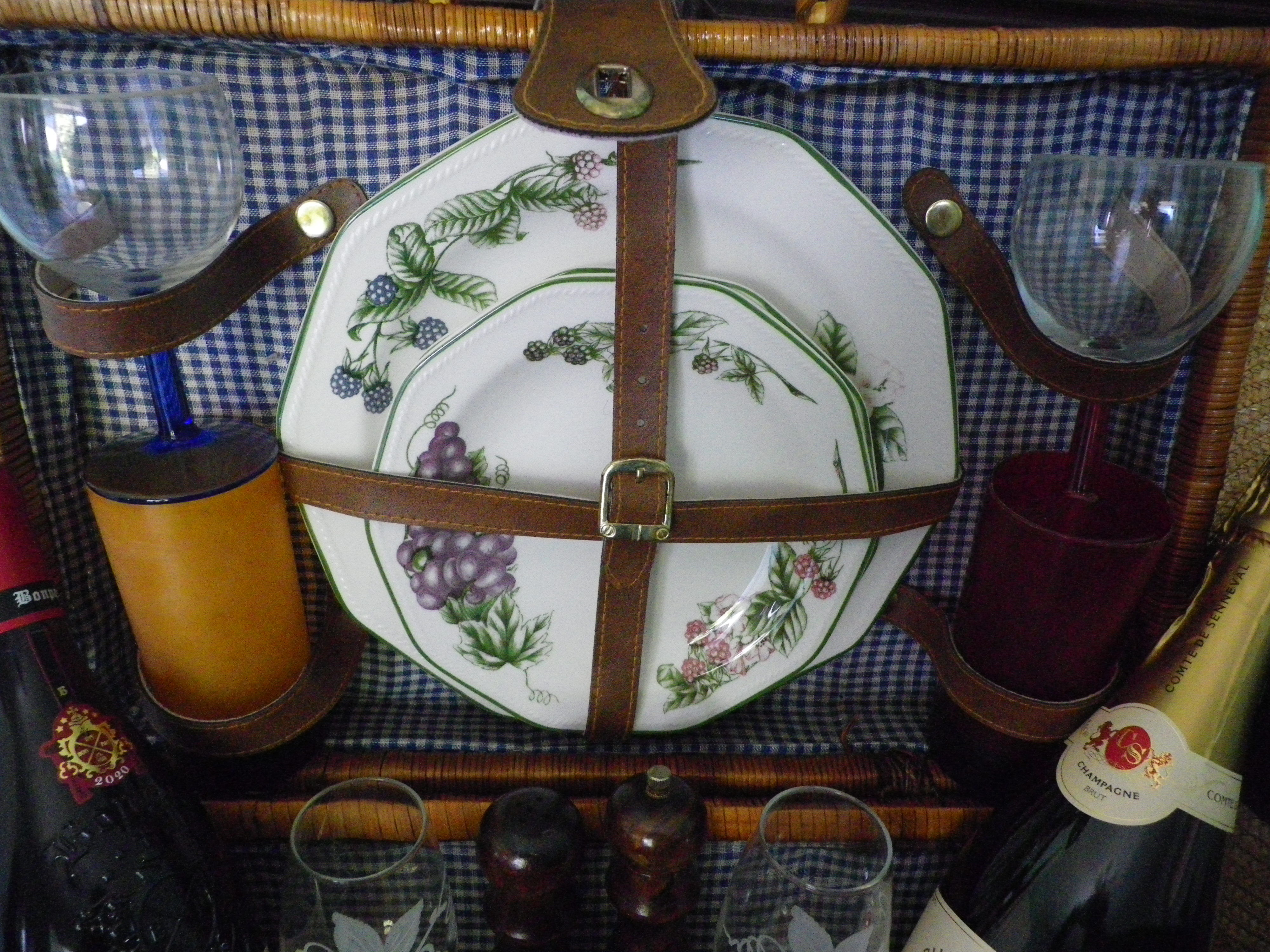 Picnic suitcase, braided wicker, 2 handles, leather closure