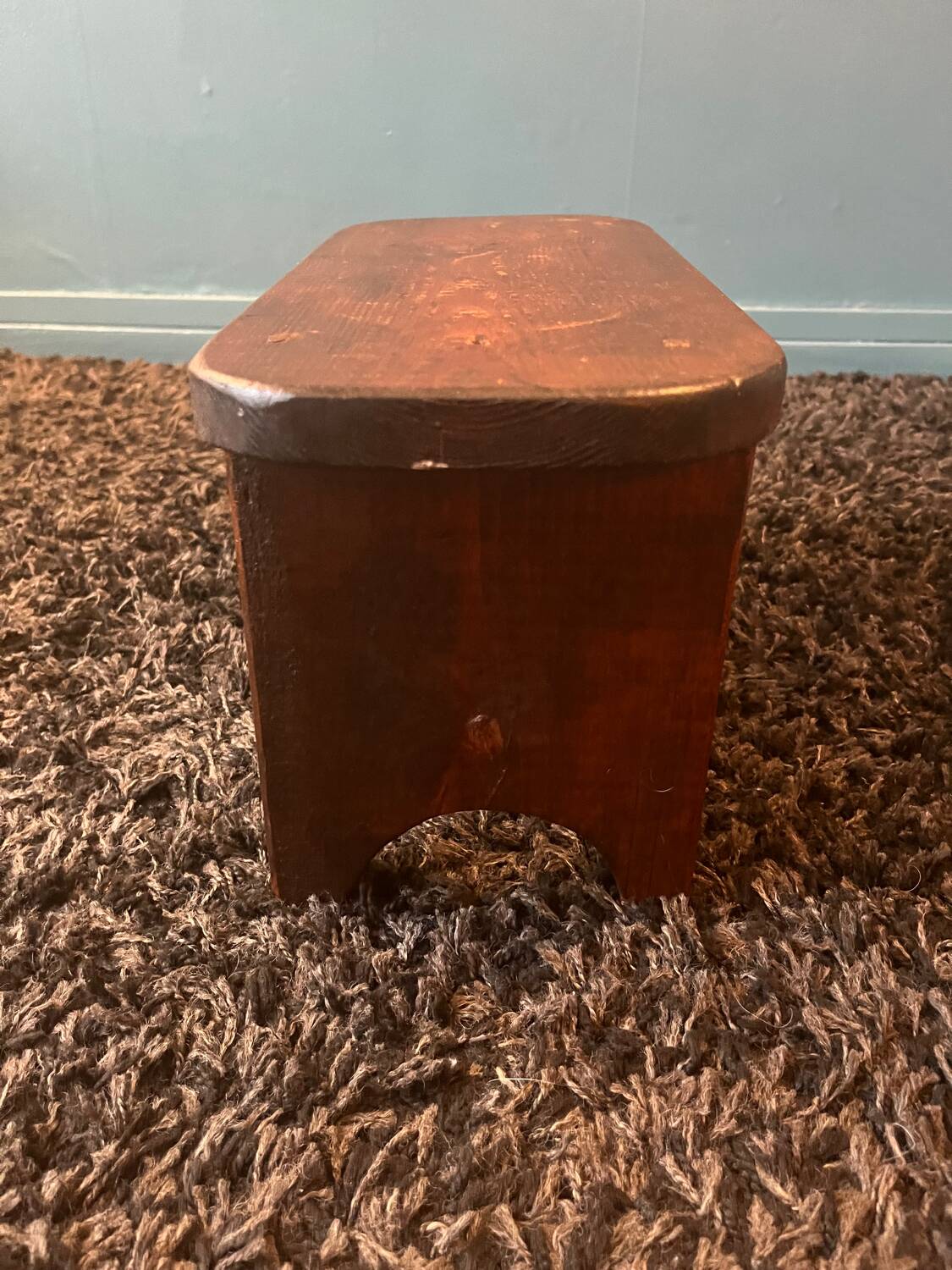 Petit tabouret ou repose pied en bois