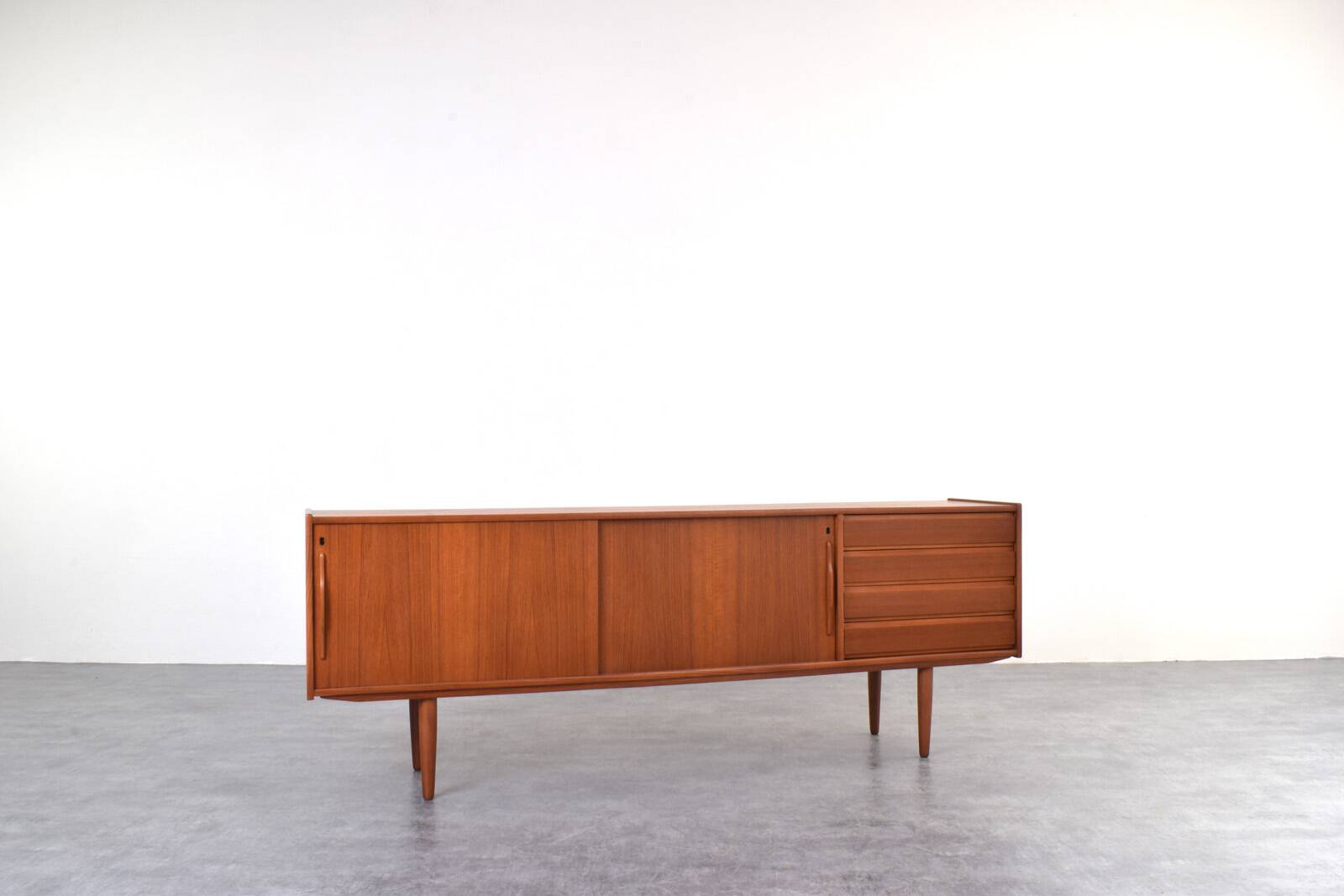 Buffet en teck danois du milieu du siècle, années 1960.