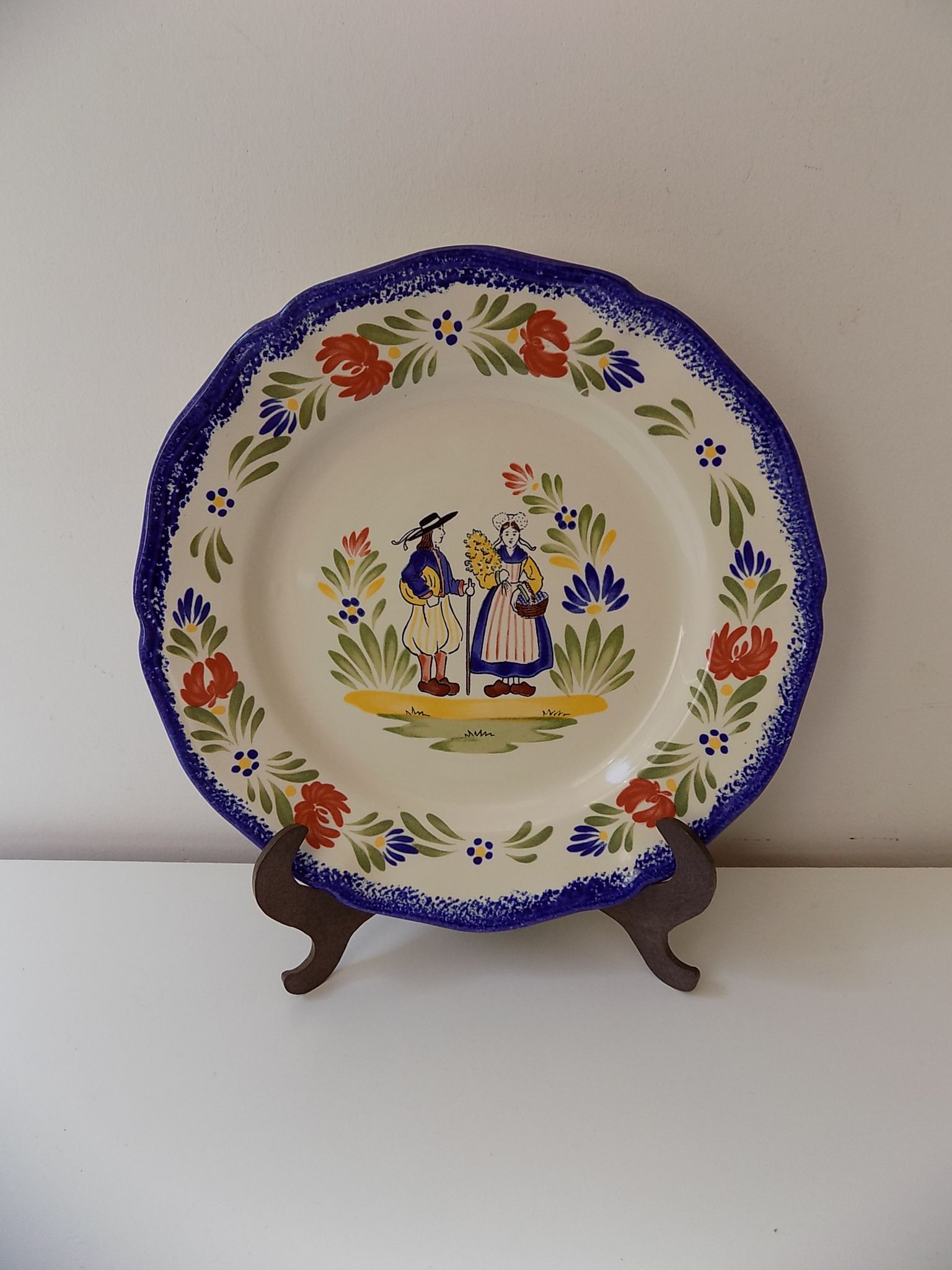 Plate of Breton earthenware of regional art KG France Quimper