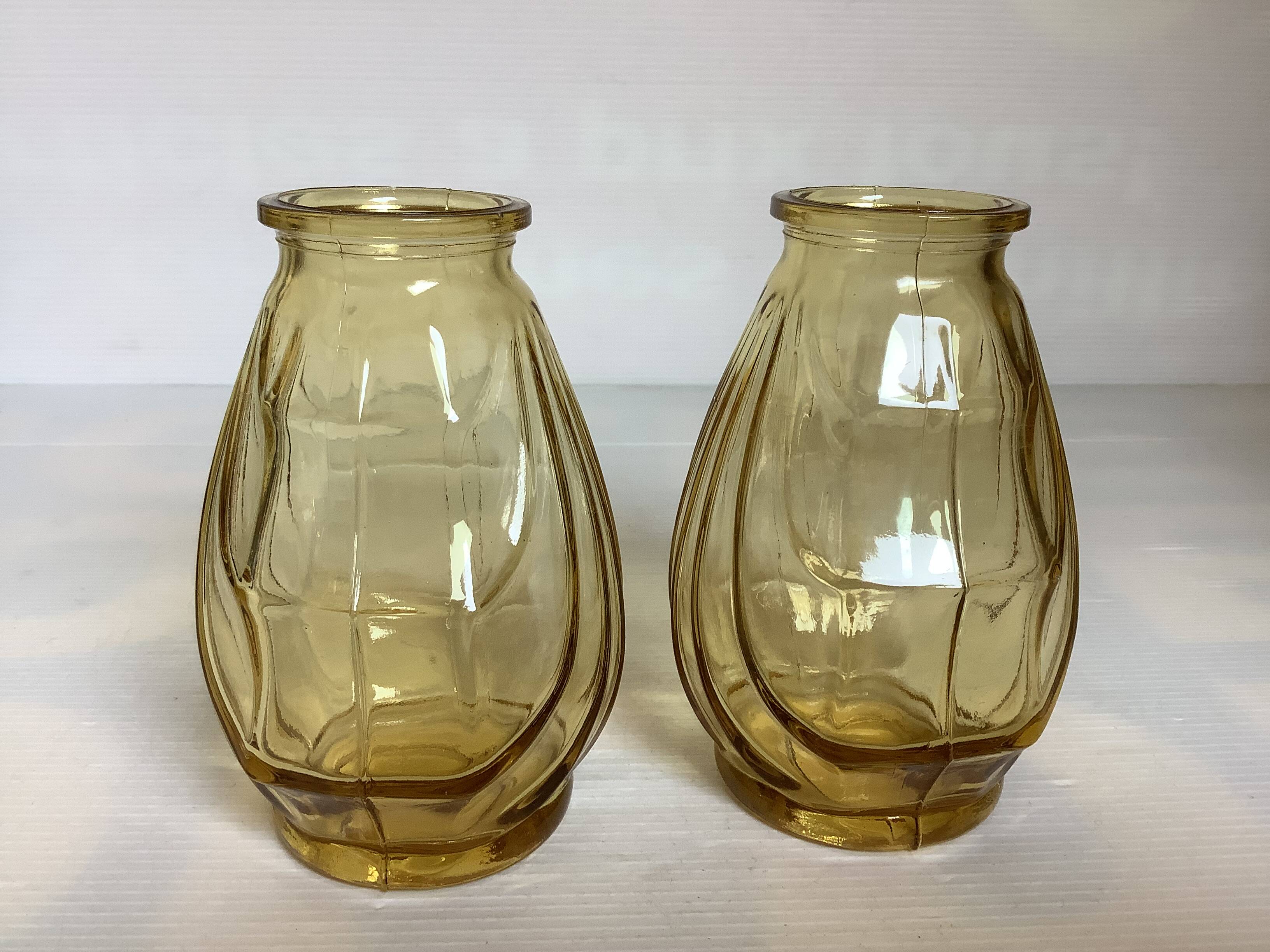 Paire de petits vases jaune verre moulé