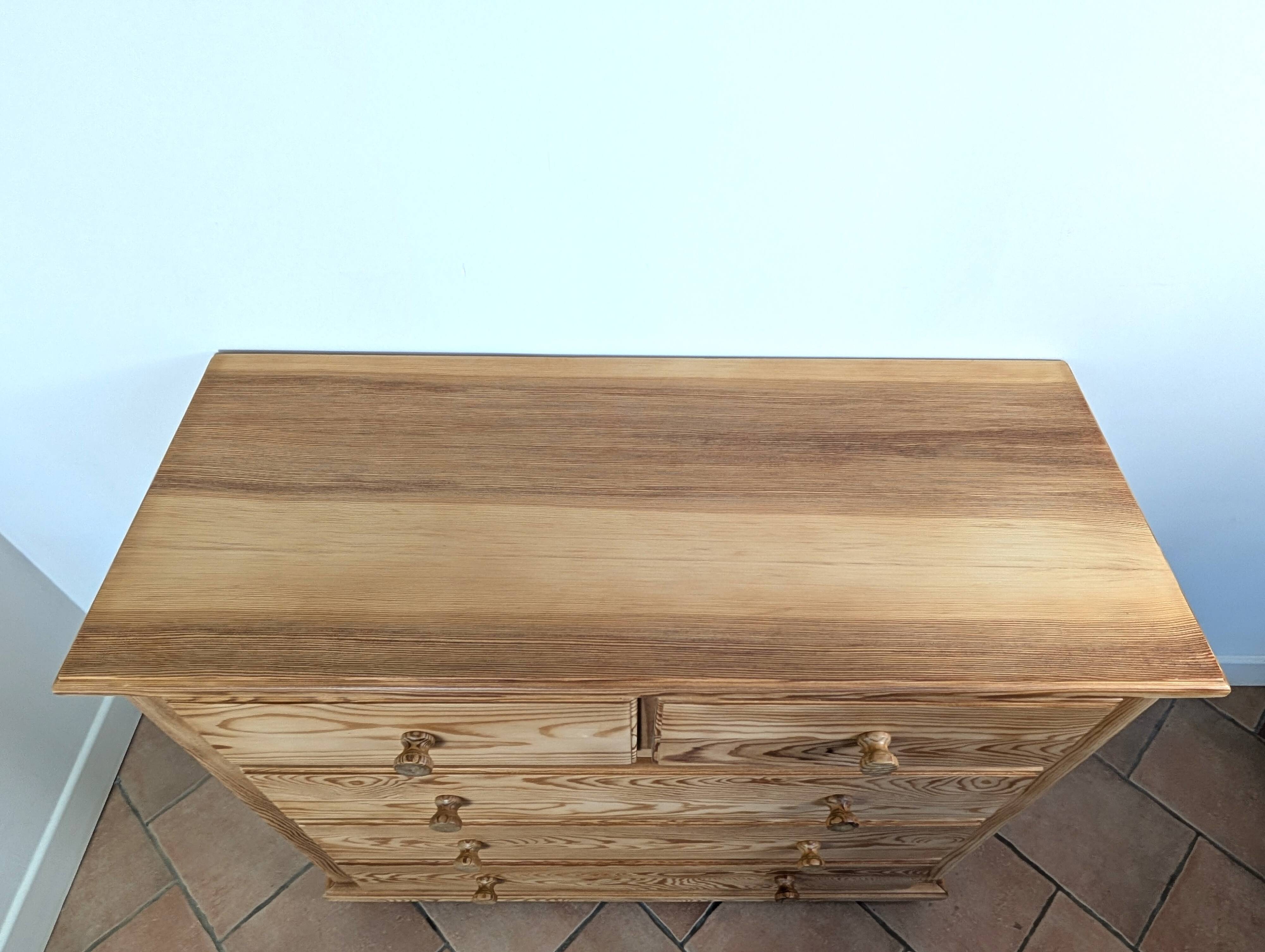 Pine chest of drawers