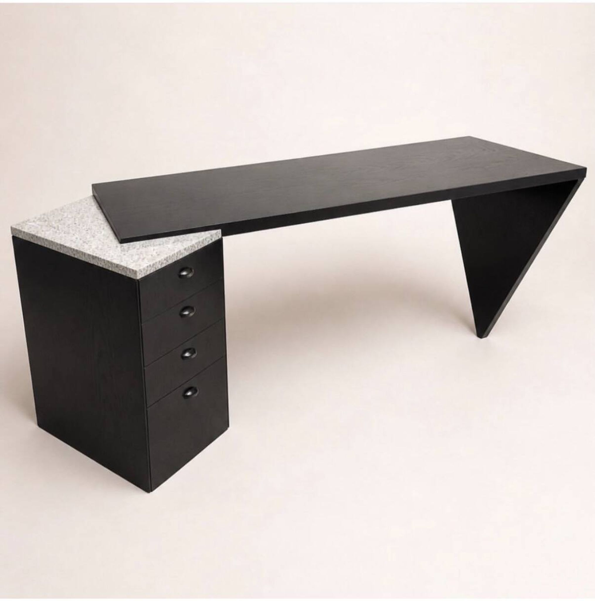 Grand bureau bois laqué et granite 1980