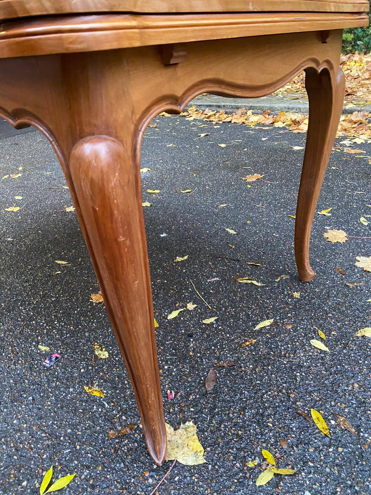 Table à manger rectangulaire extensible Louis XV en bois massif 220cm