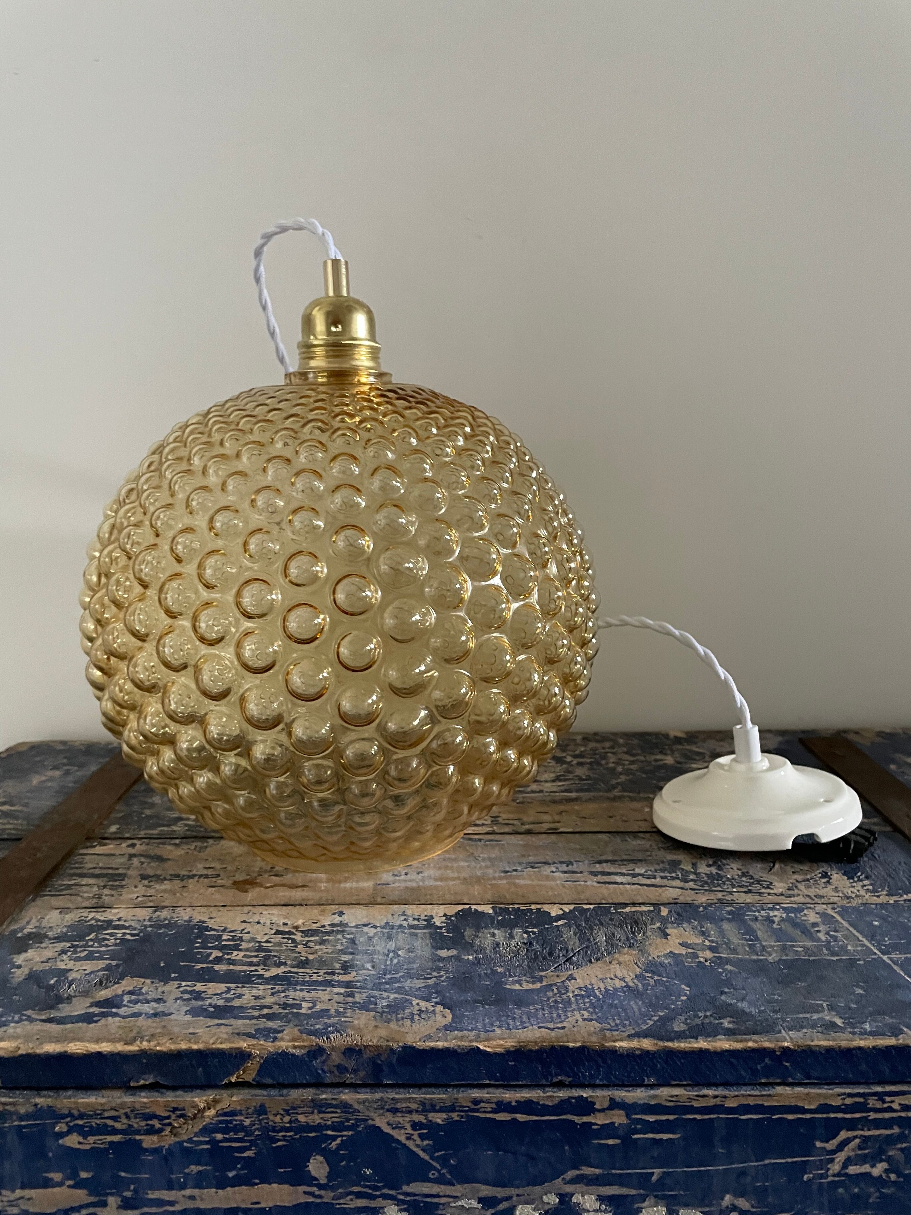 Globe suspension with large bubbles
