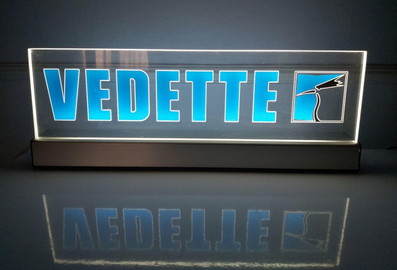 Illuminated advertising sign vedette