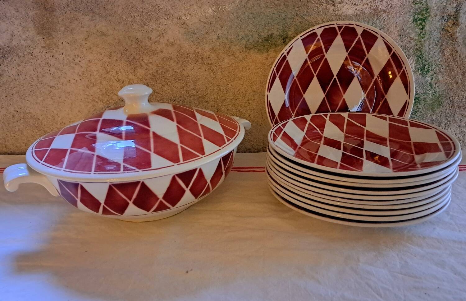 Suite of 11 plates and tureen Digoin Saarguemines