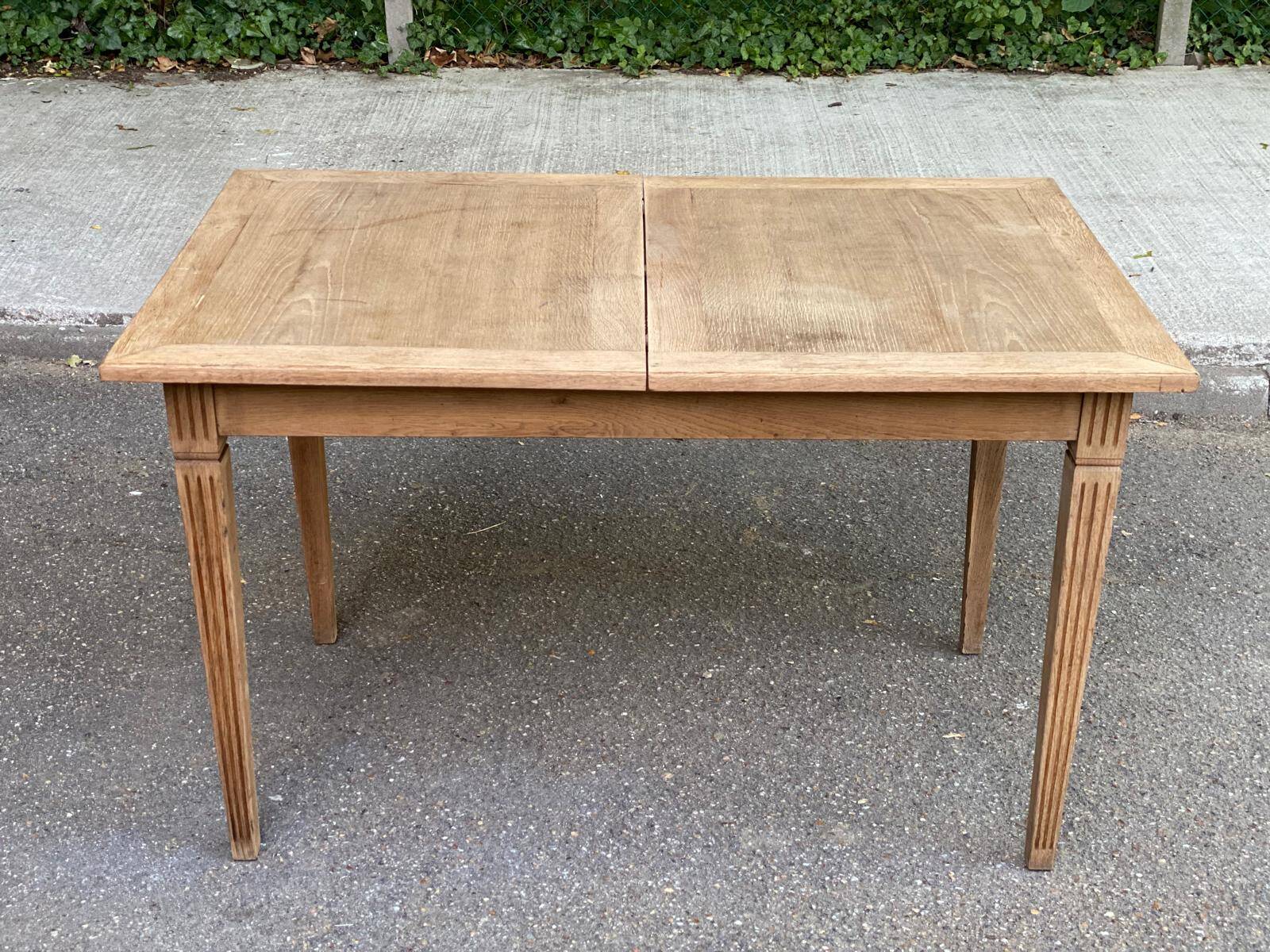 Louis XVI dining table renovated in raw wood from the 19th century