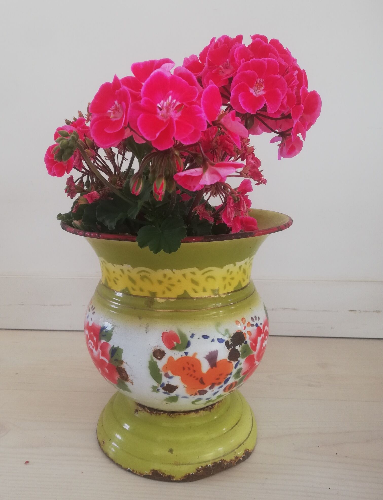 Chinese pottery in ancient enamelled sheet metal