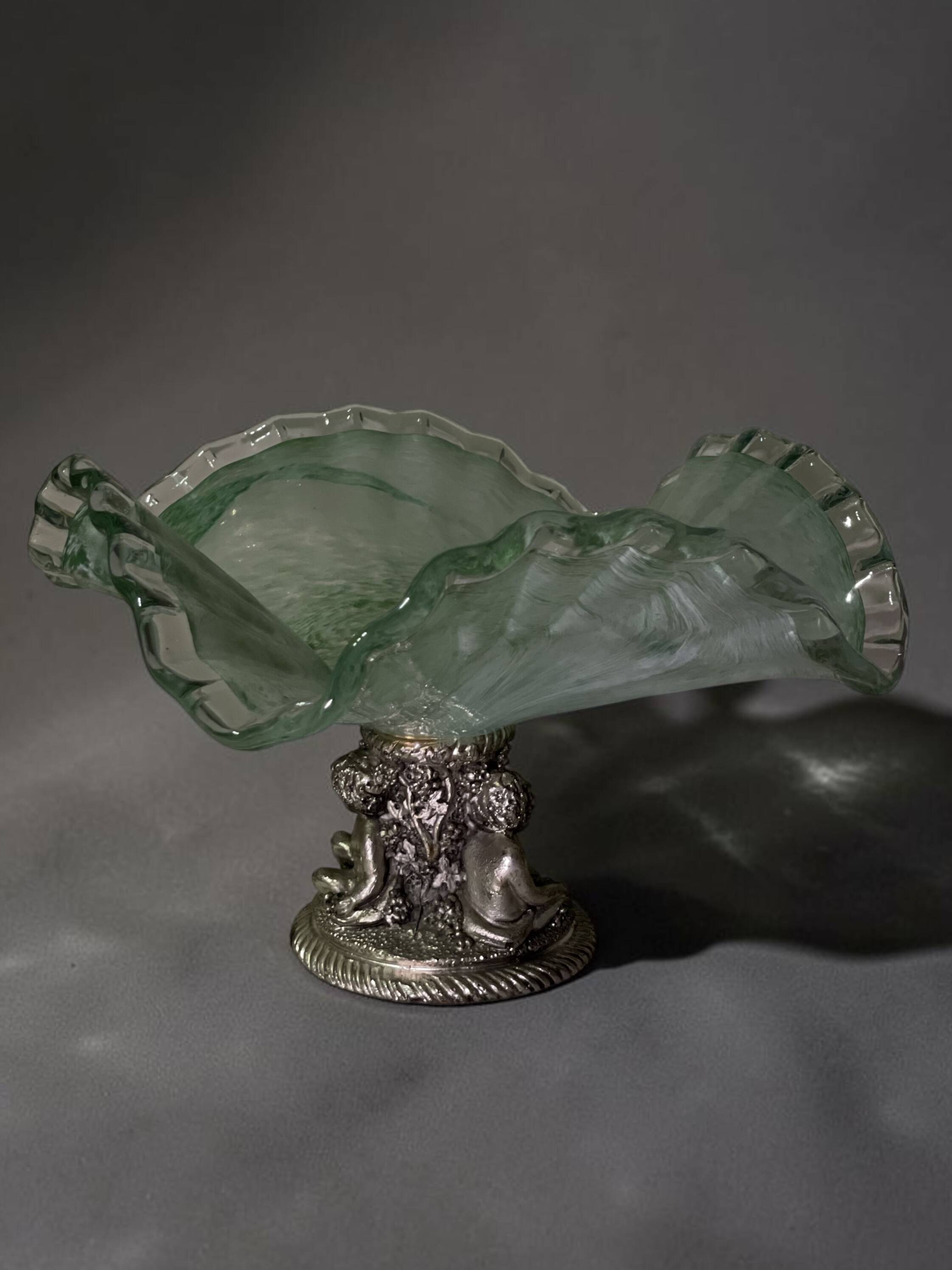 Centrepiece bowl LA MERIDIANA in blown glass on a silver pedestal.