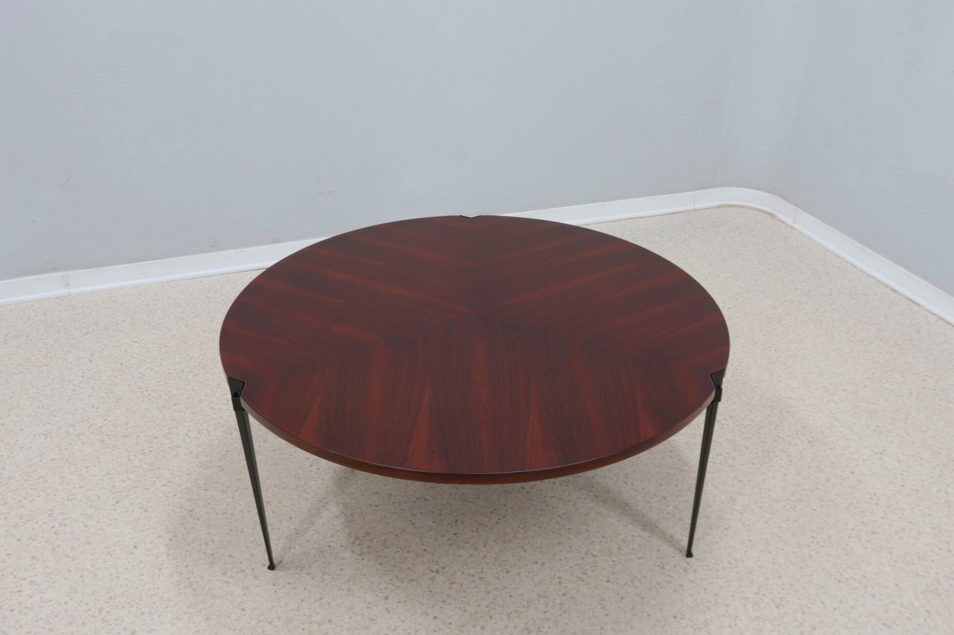Osvaldo Borsani T61 round coffee table Tecno 1950s
