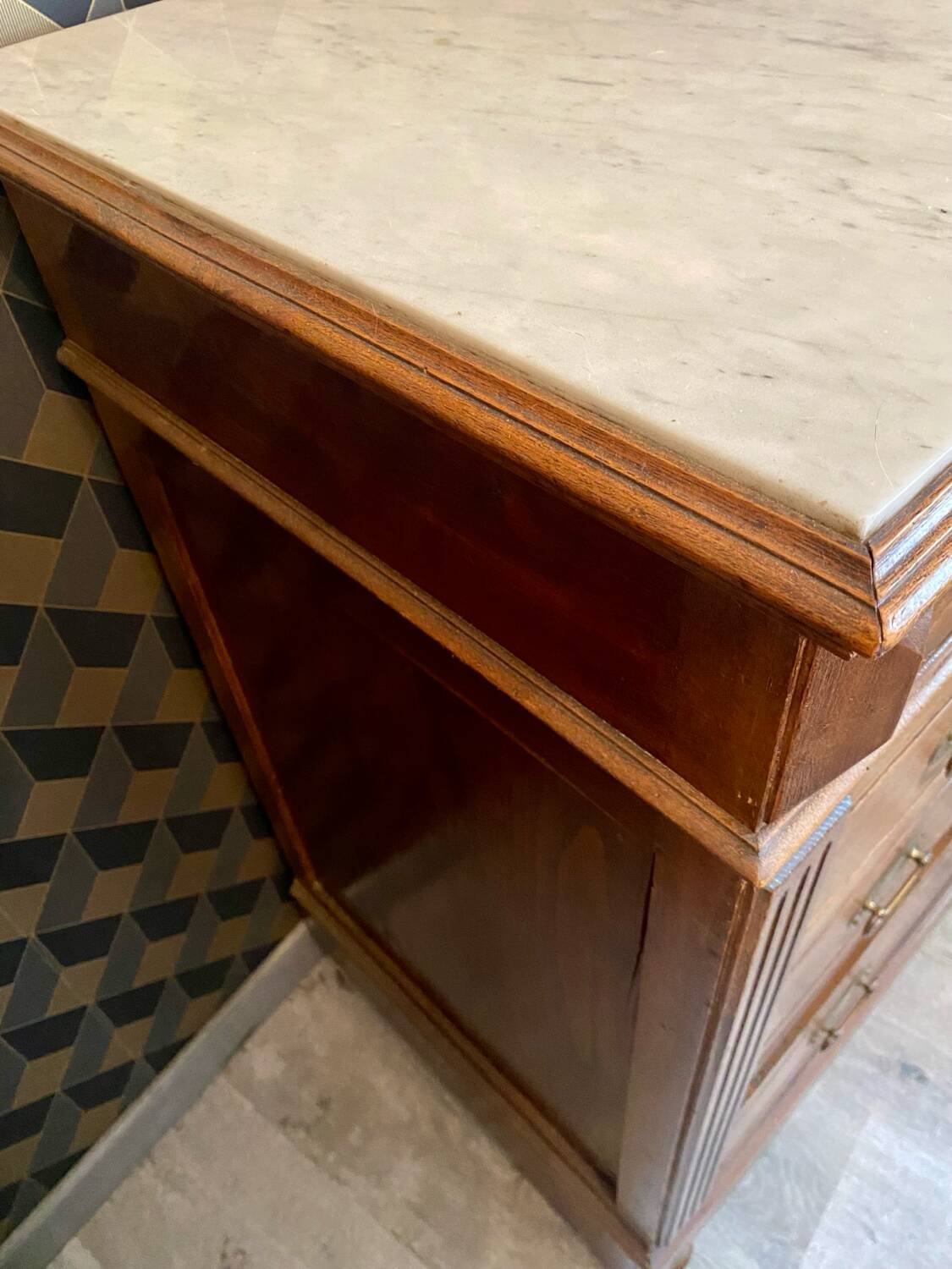 Louis Philippe antique chest of drawers with 4 drawers and a white marble top.