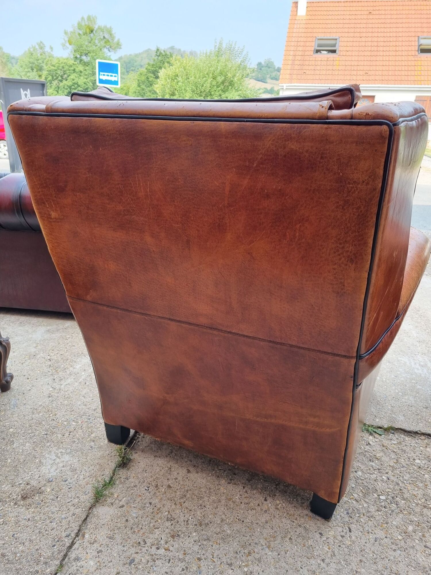 Paire de fauteuils club en cuir des années 1980