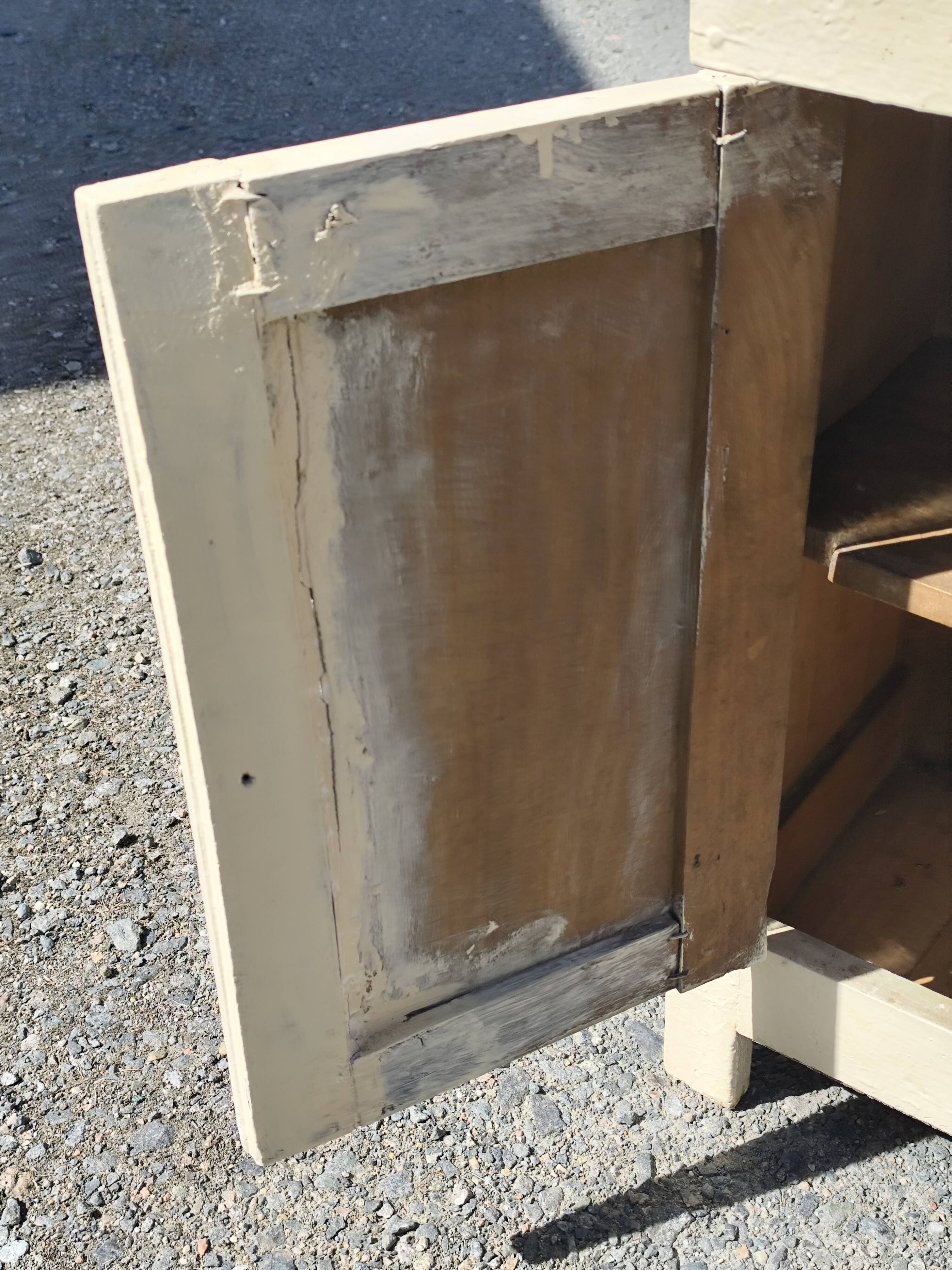 Small Parisian sideboard with one drawer and two doors, white lacquered