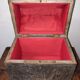 Coffret en bois plaque de métal embouti