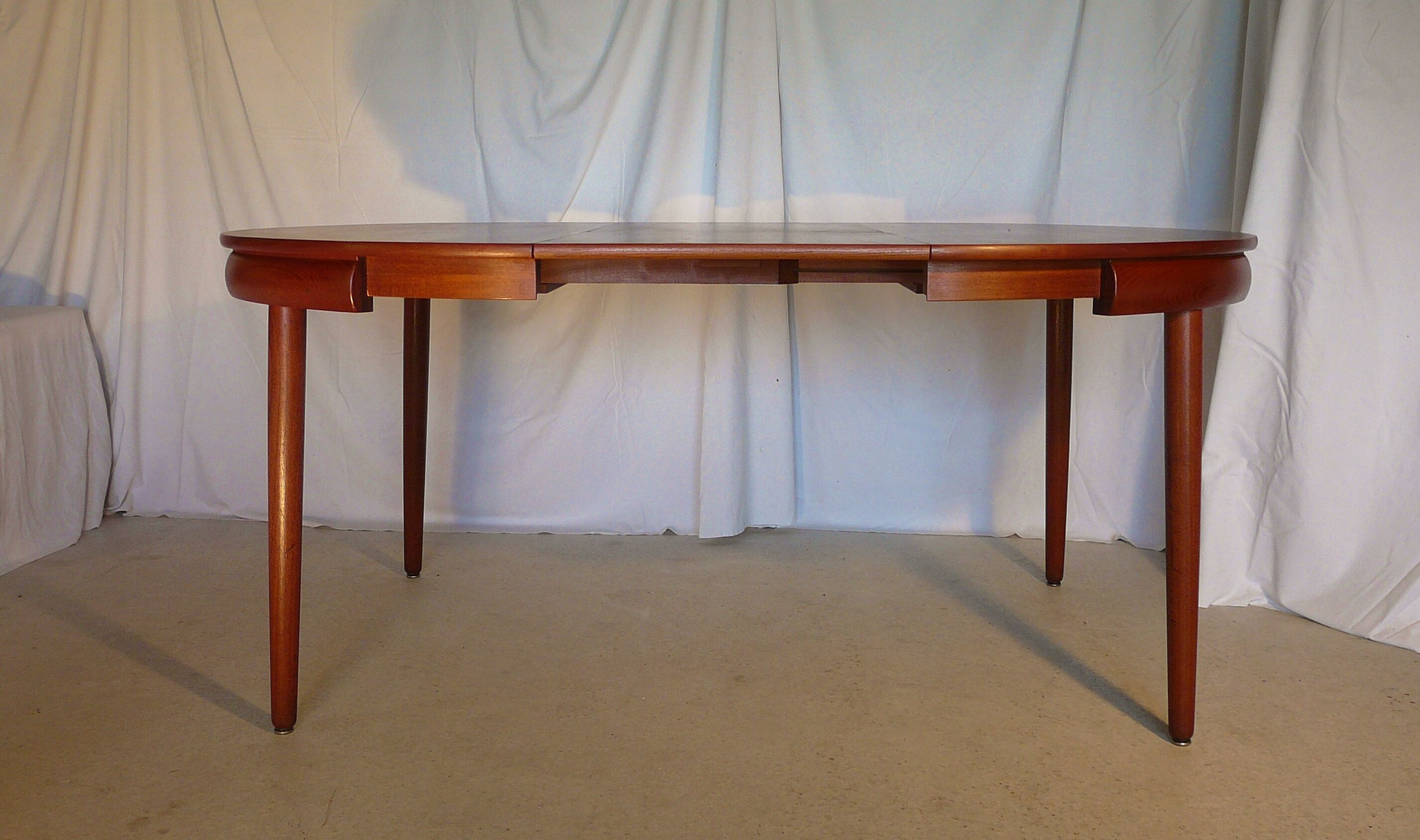 Scandinavian extensible round table Hans Olsen