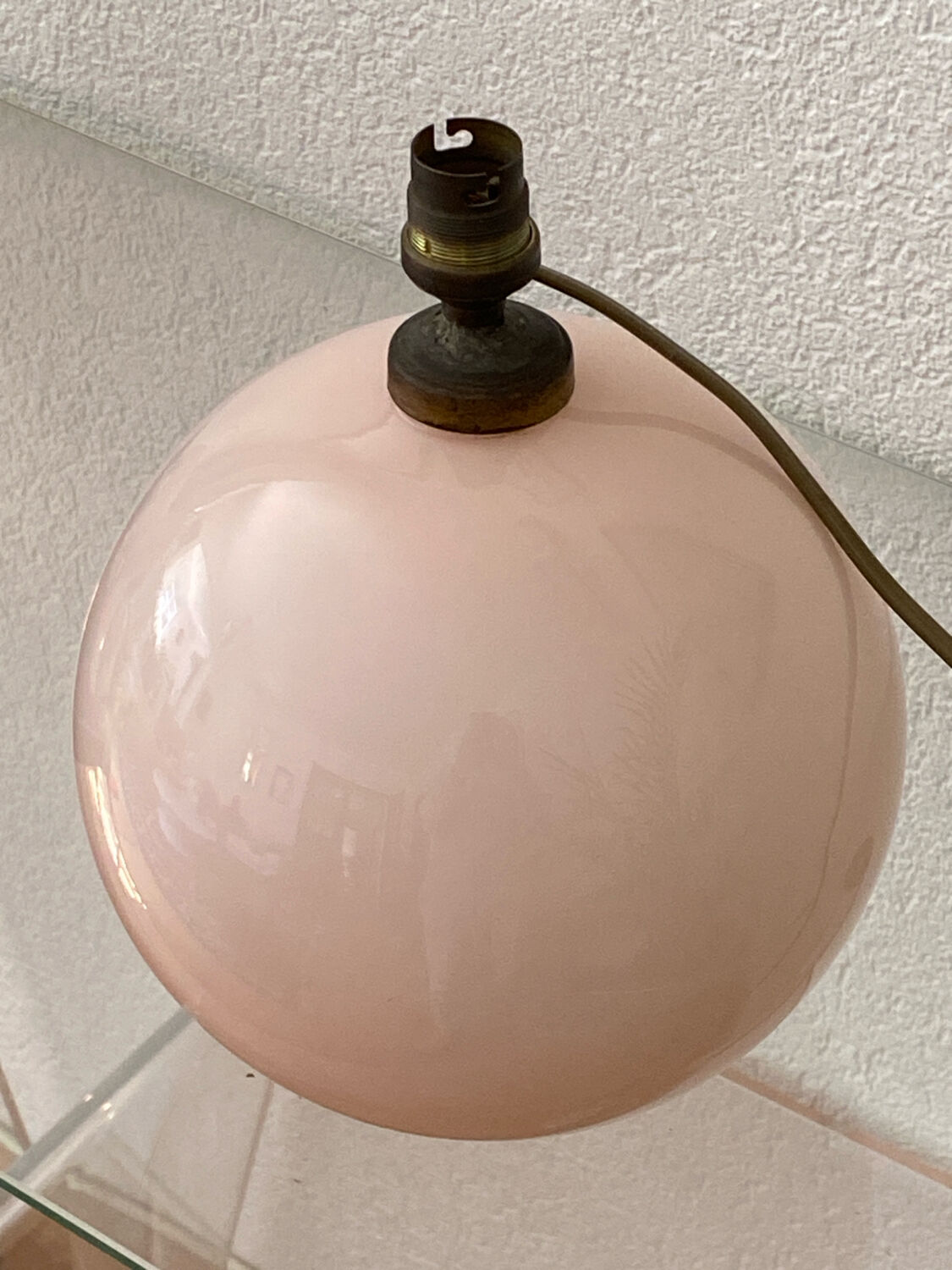 Lampe boule en verre opalin rose pâle