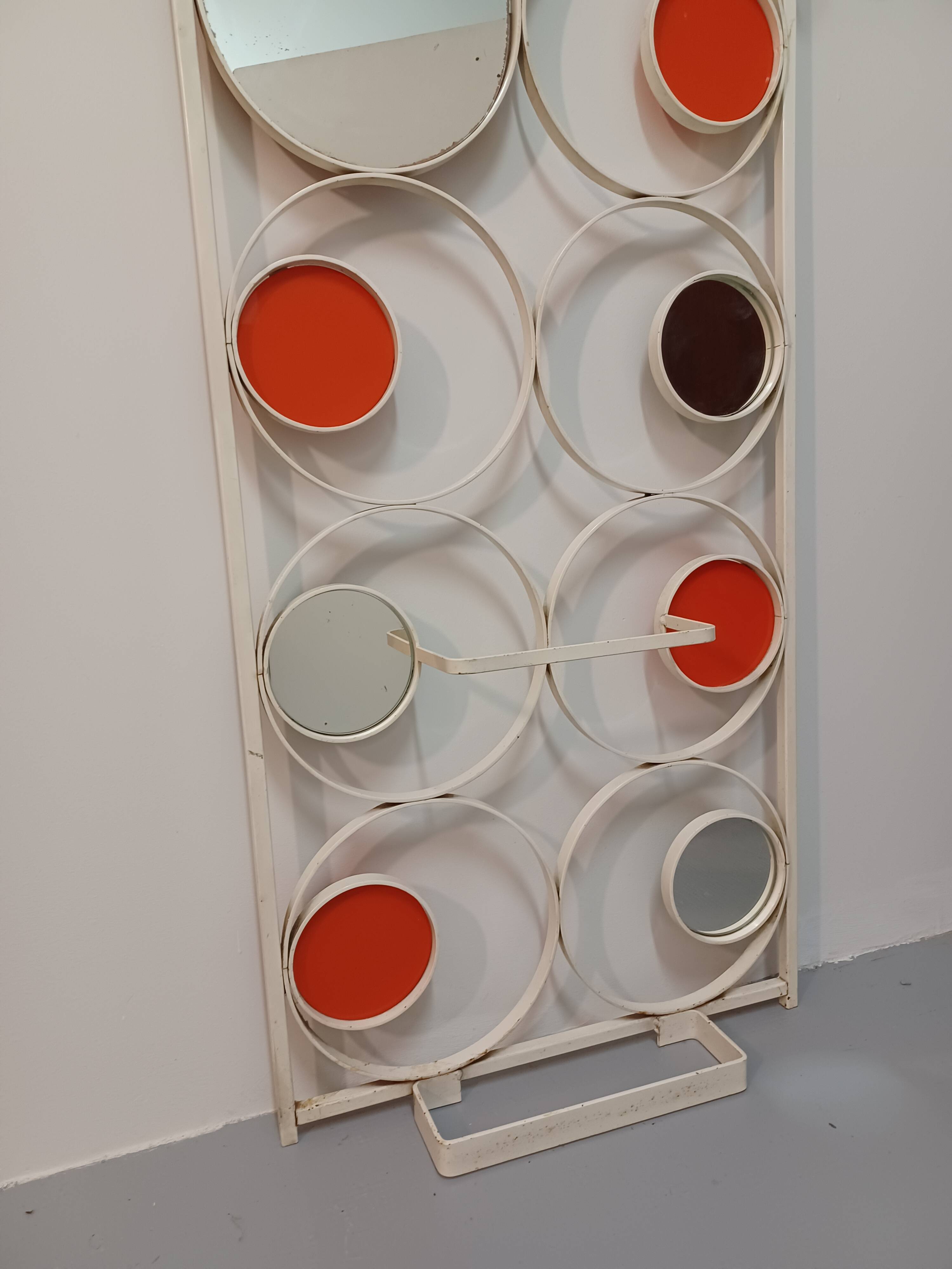 Wall-mounted locker room, 70'S