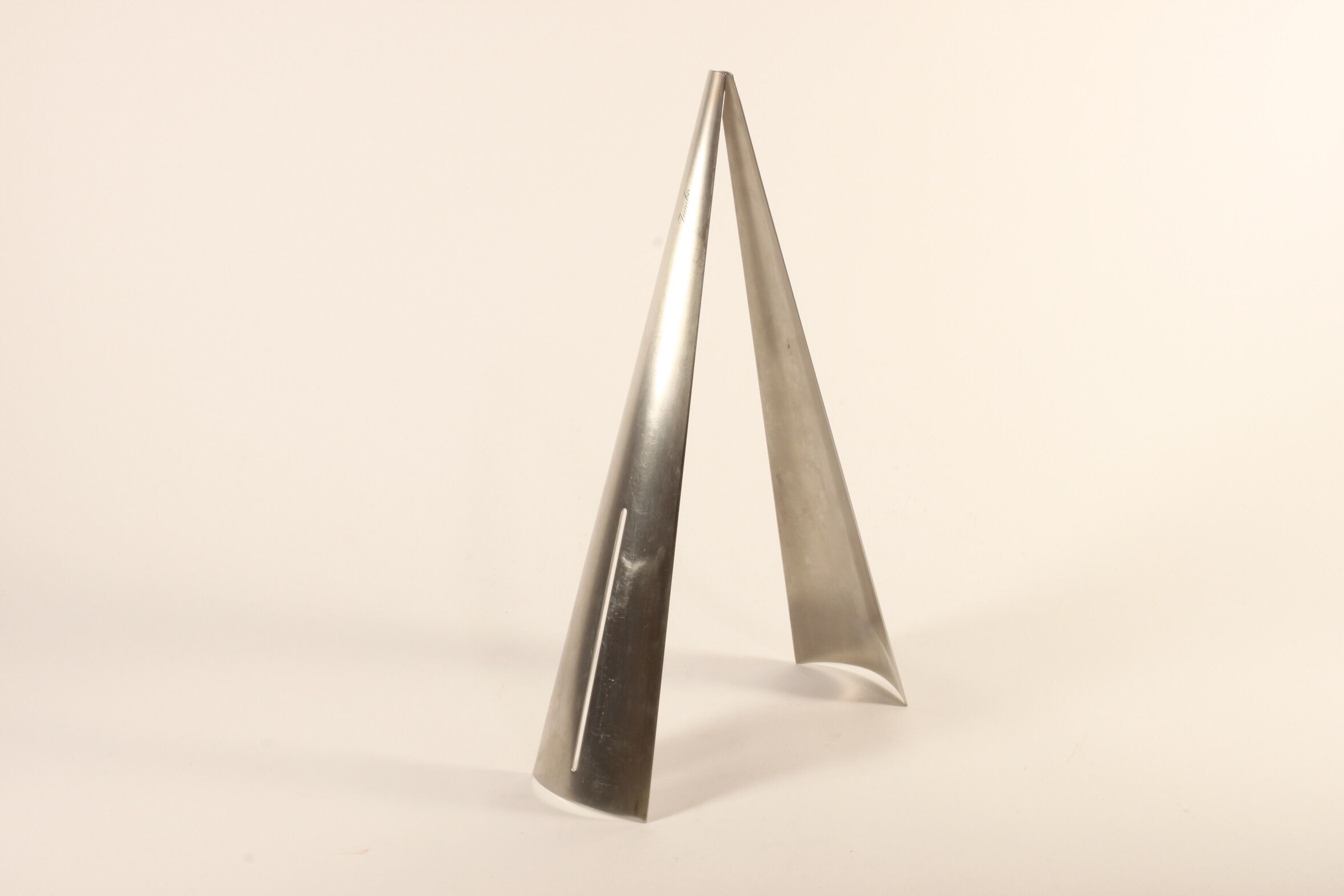 Minimalist triangular salad serving spoons by Jumbo.