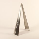 Minimalist triangular salad serving spoons by Jumbo.