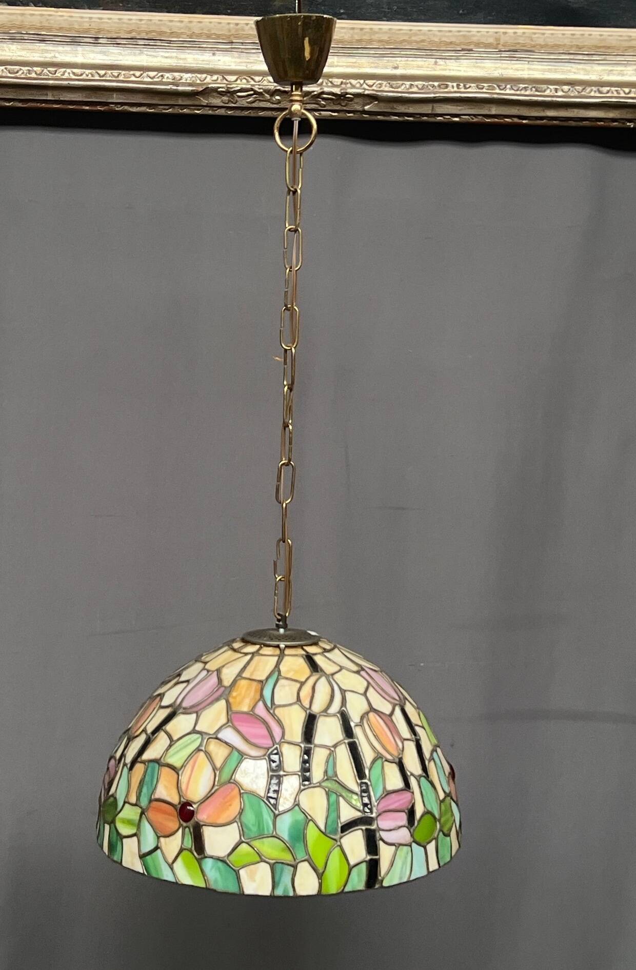 Tiffany-style pendant suspension.
