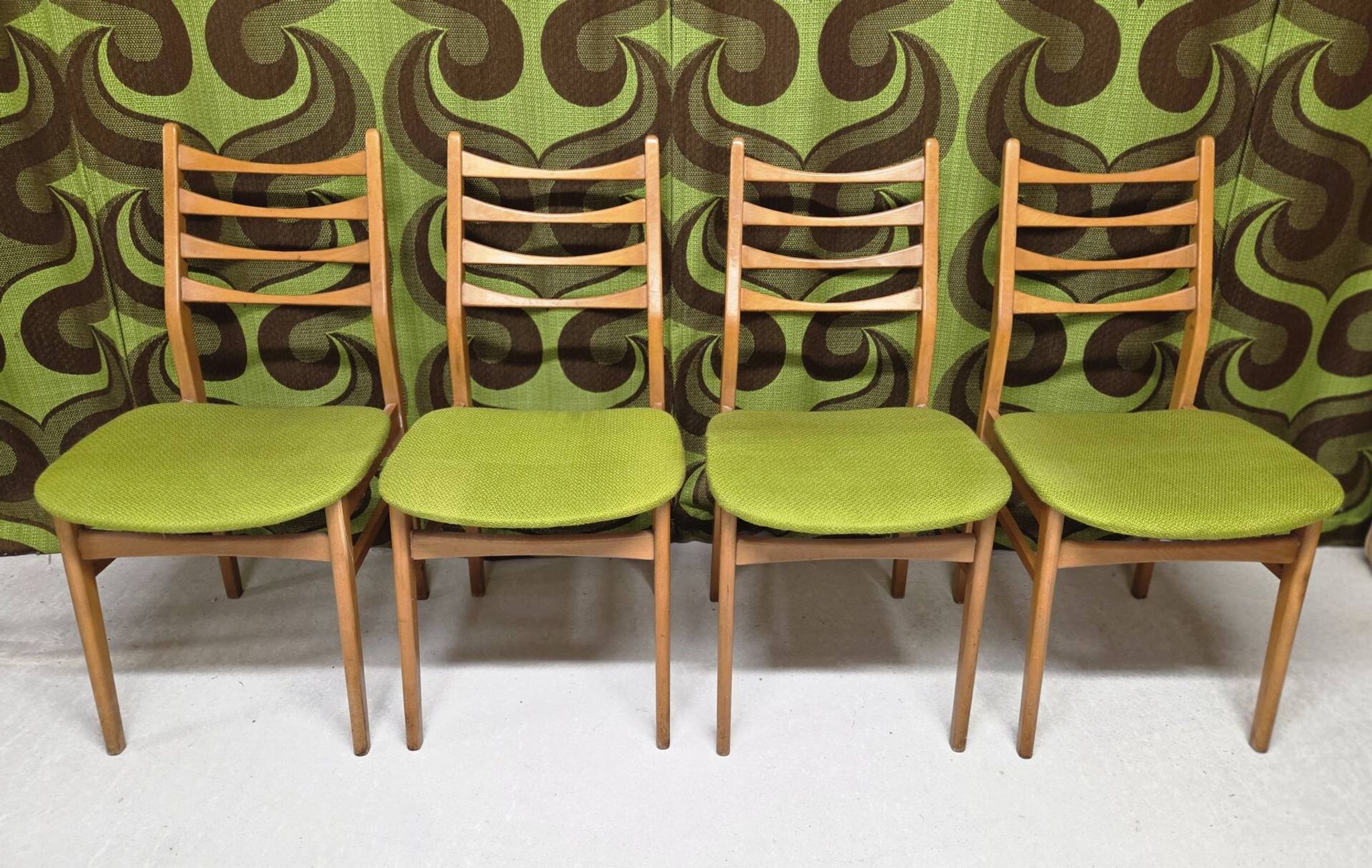 Lot 4 chaises scandinave 1960