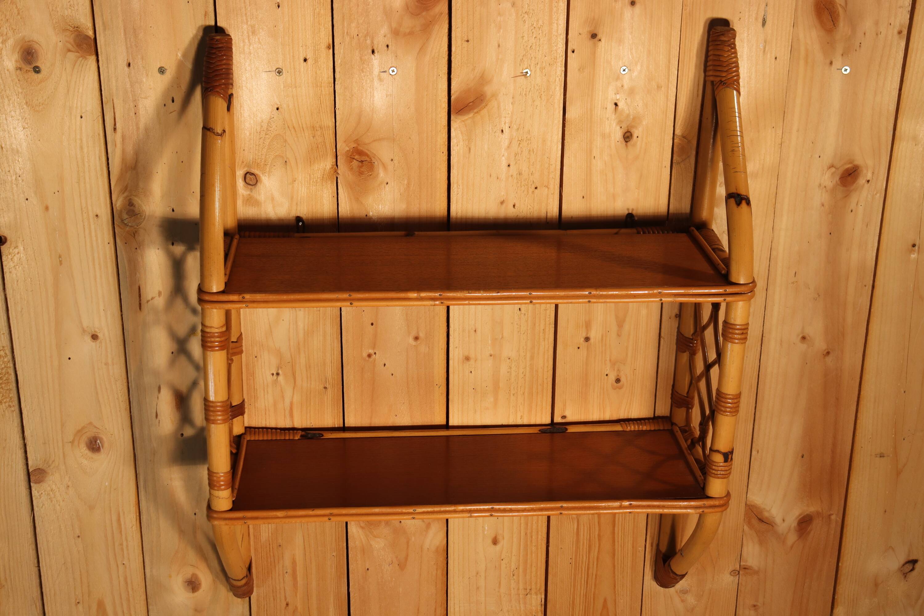 Etagère murale en rotin vintage