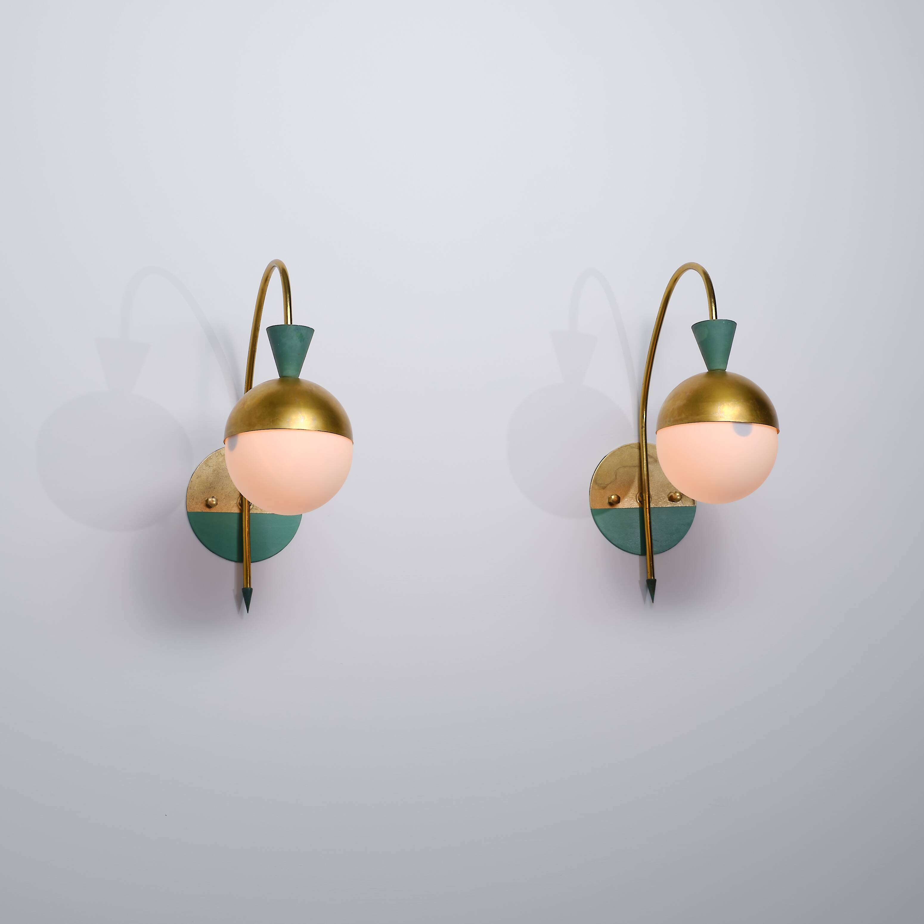 Paire d'appliques italiennes en laiton des années 1950 attribuées à Stilnovo avec verre opalin