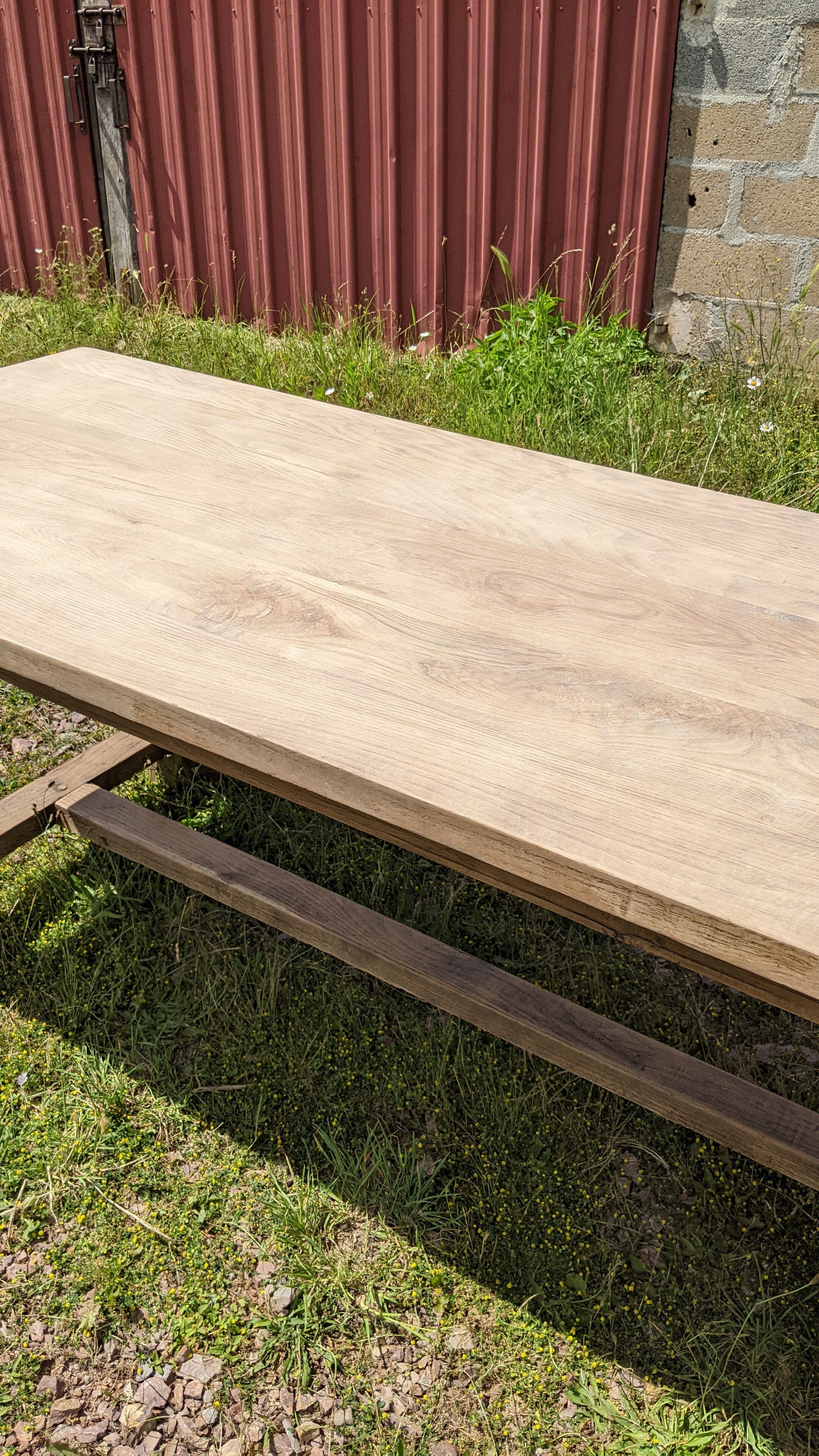 Old table in solid chene