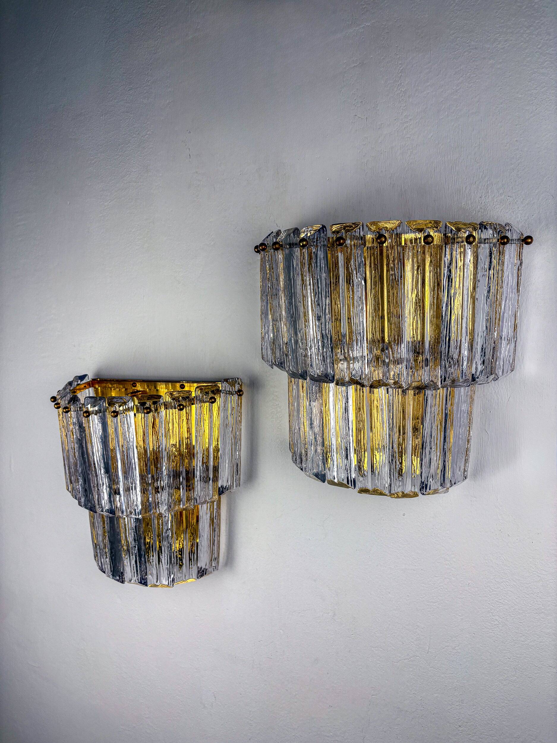 Paire de appliques murales en verre de Murano givré à deux niveaux, Italie, années 1970.