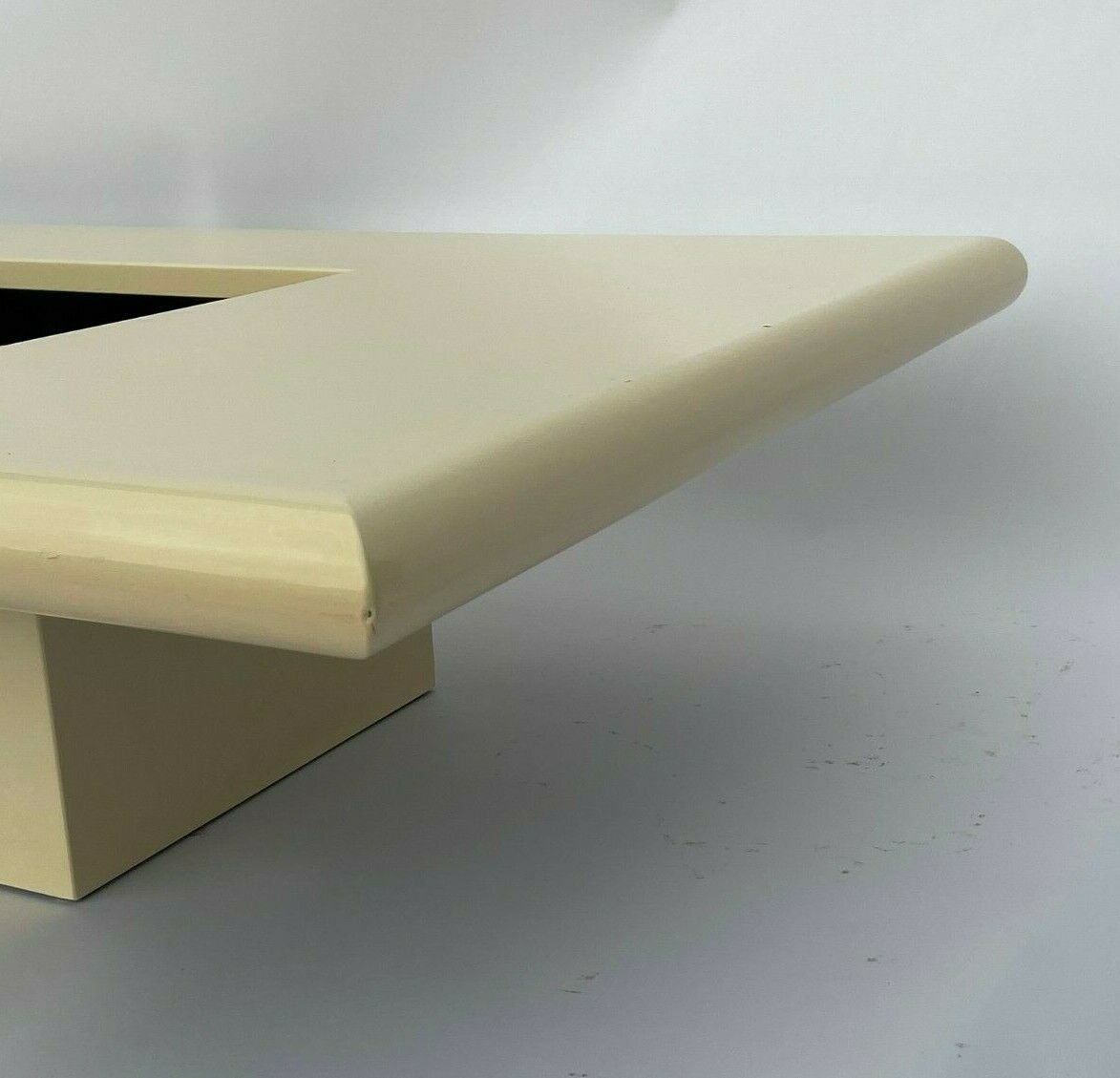 Jean claude mahey laque blanche creme 1970 vintage design coffee table