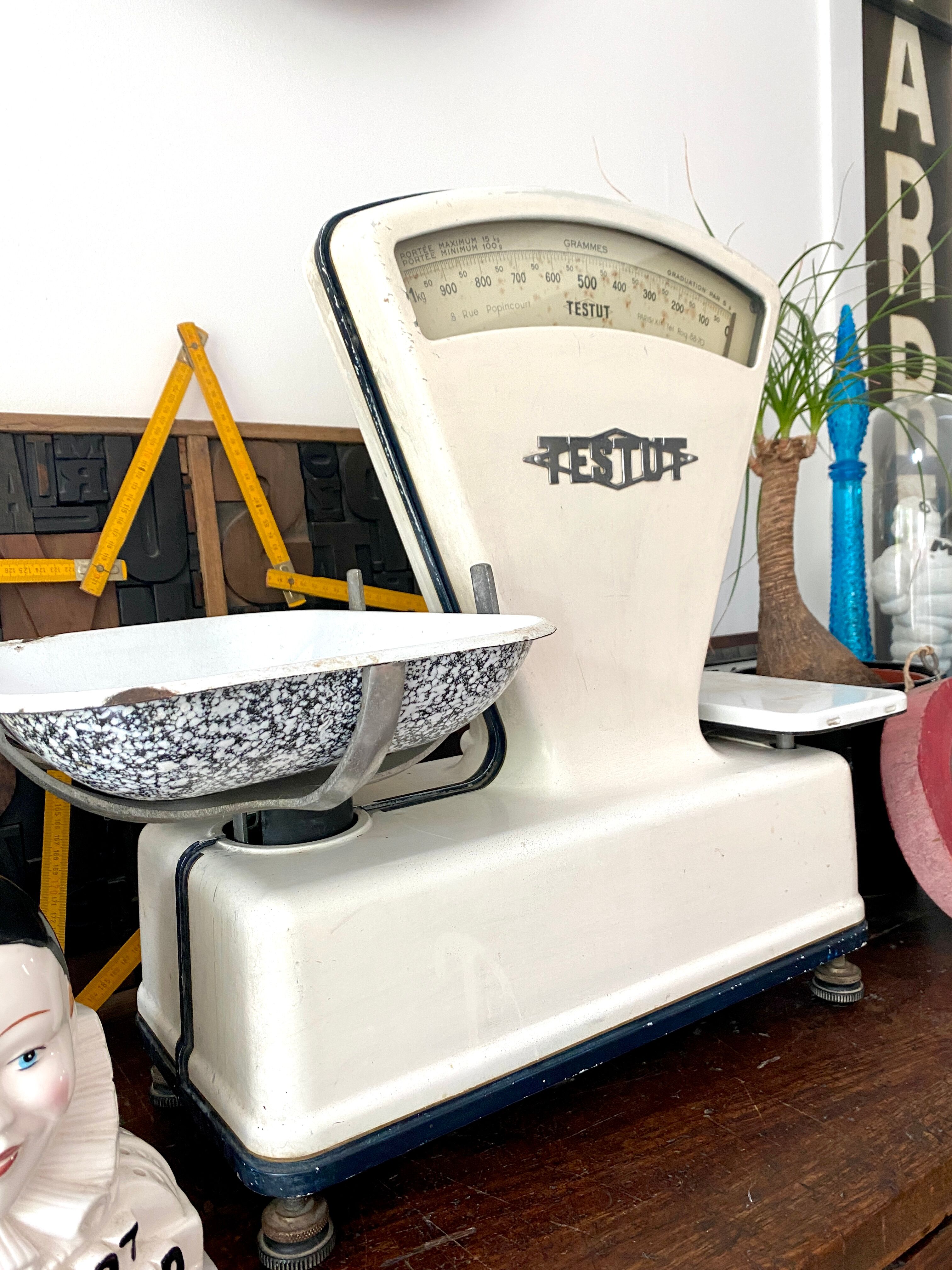 Old vintage Testut grocery scale