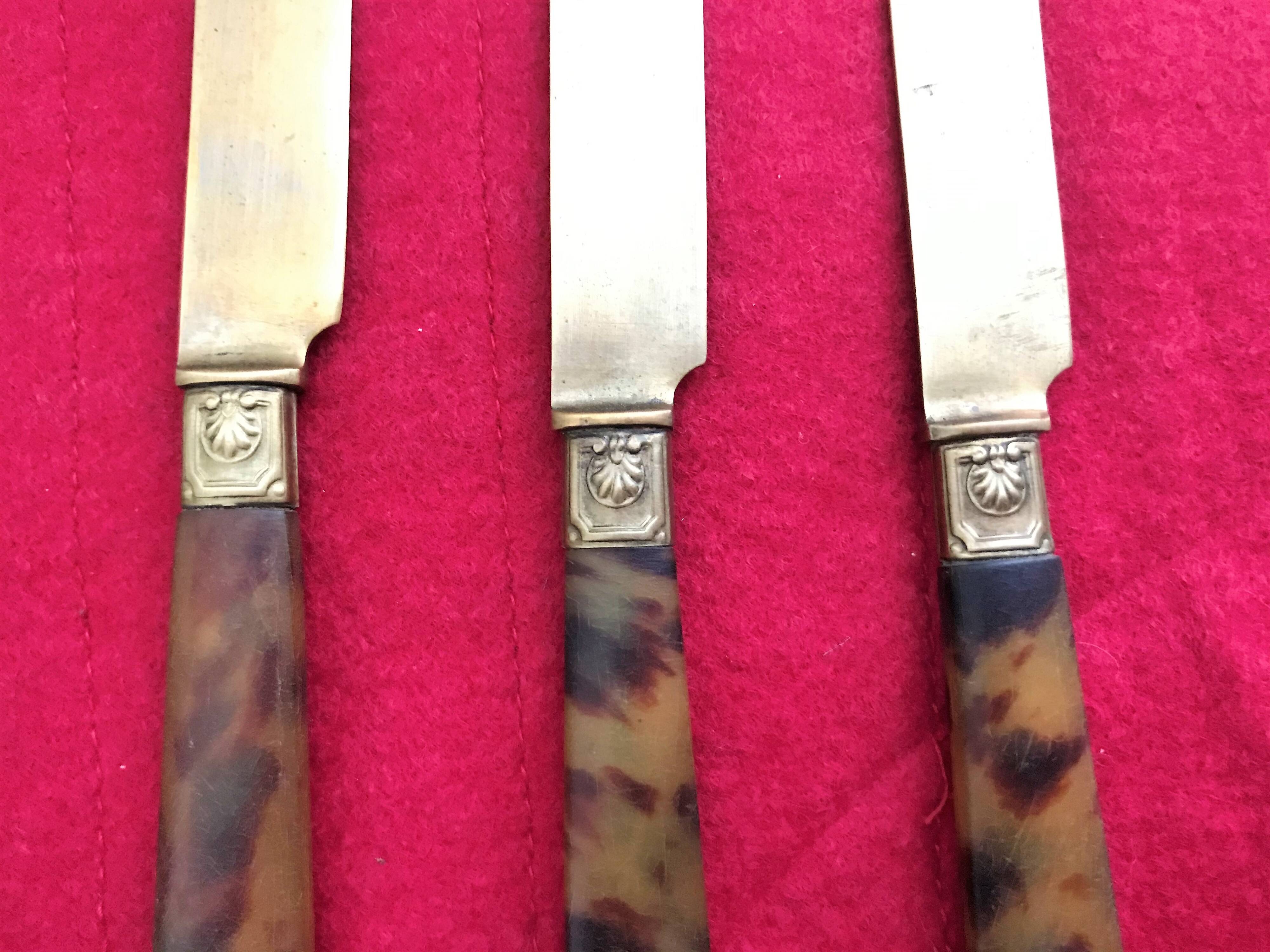 Table art, 12 fruit cutlery sets in gilded metal with horn from the early 20th century.