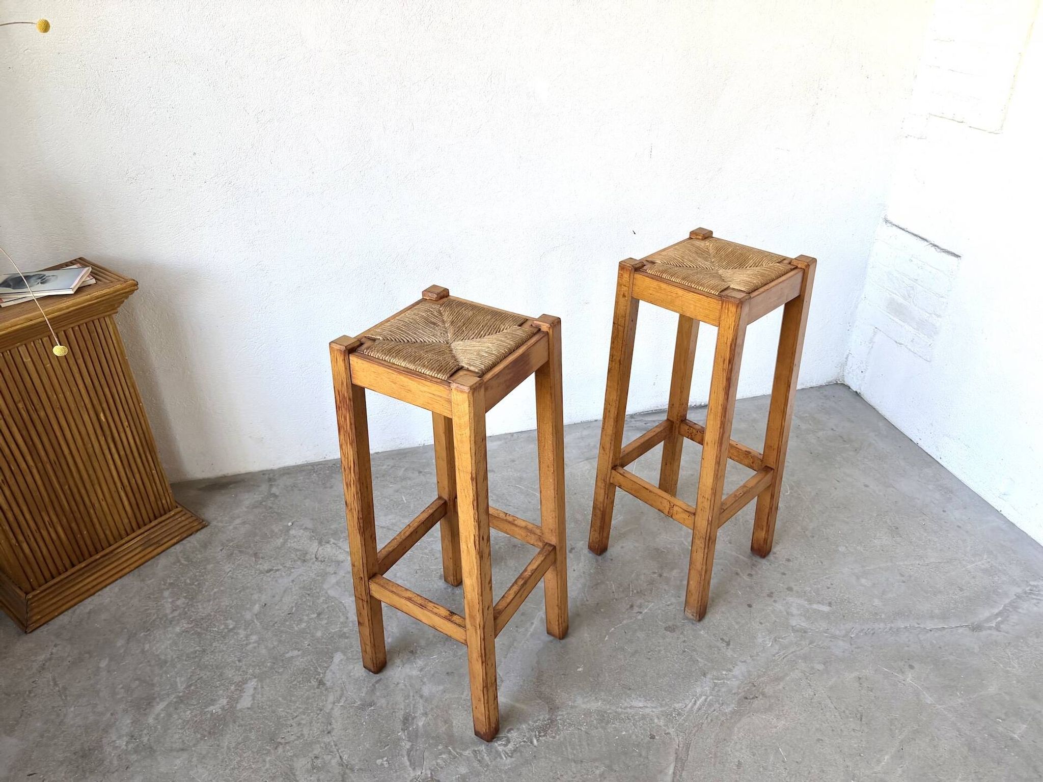 Pair of high stools in solid wood and woven straw Brutalist Style