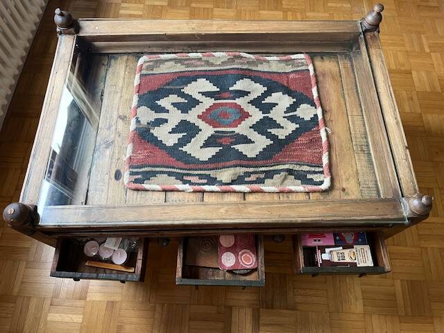 Table basse en bois massif avec tiroirs et plateau en verre – pièce unique