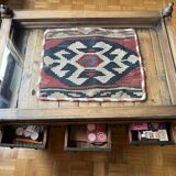 Table basse en bois massif avec tiroirs et plateau en verre – pièce unique