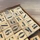 Jeu alphabétique pour enfant, 32 anciens cubes et sa boite sérigraphiée, jeu éducatif vintage