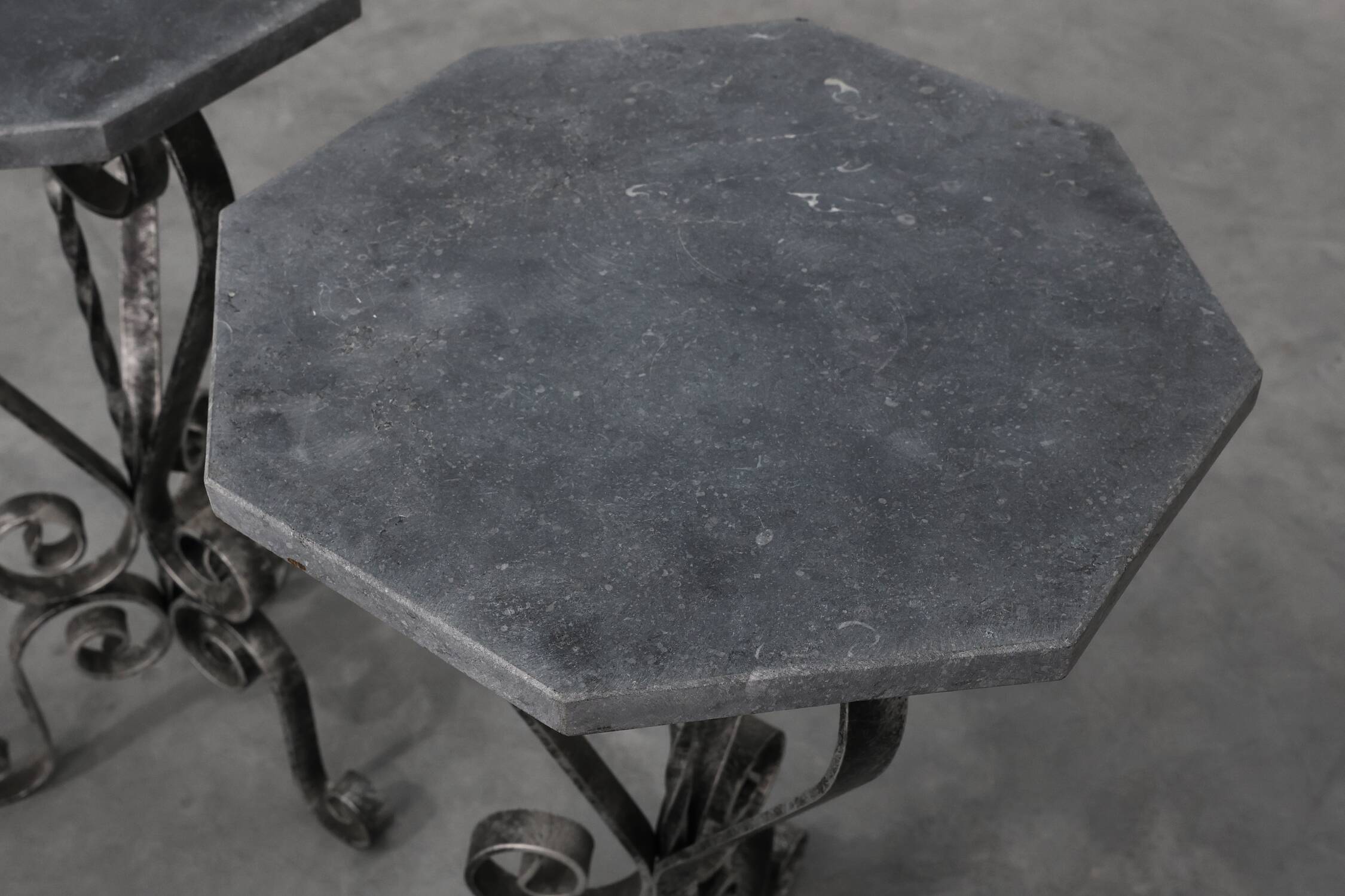 Paire de consoles françaises en fer forgé avec plateaux en pierre bleue belge, années 1950