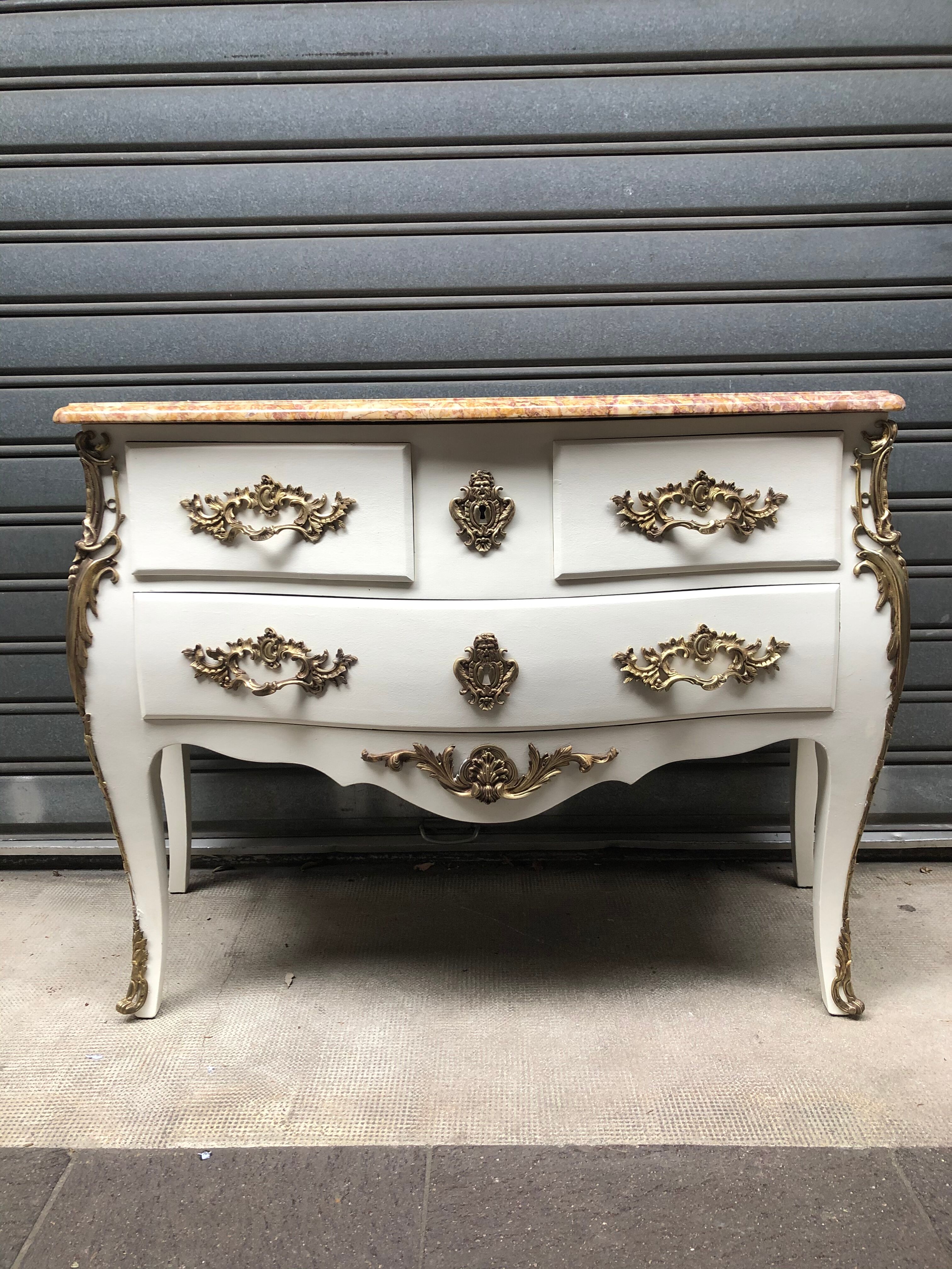 Curved chest of drawers white patina above marble louis XV style