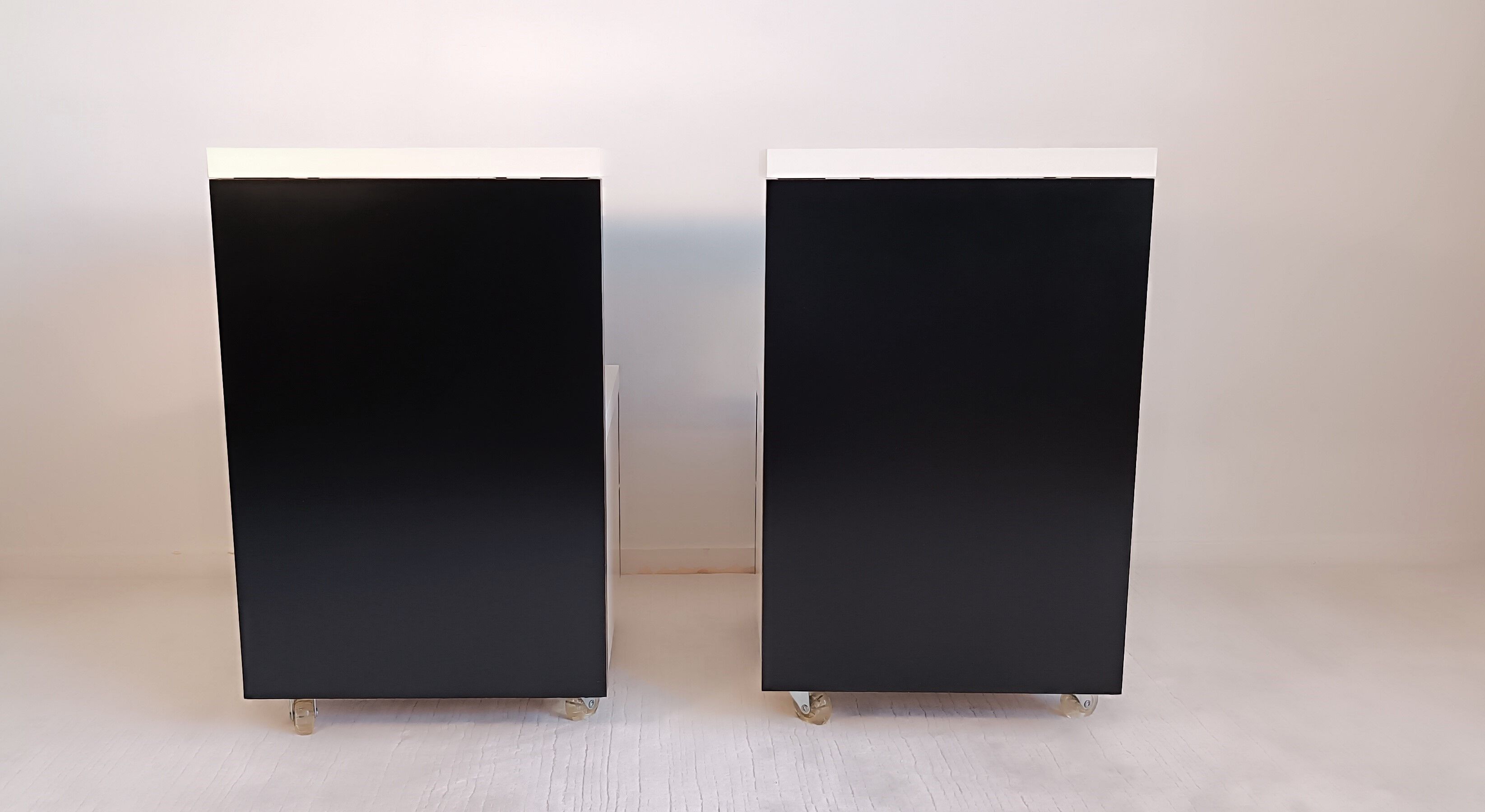 Tables de chevet postmodernes ikea noir et blanc 1980’s en tbeg