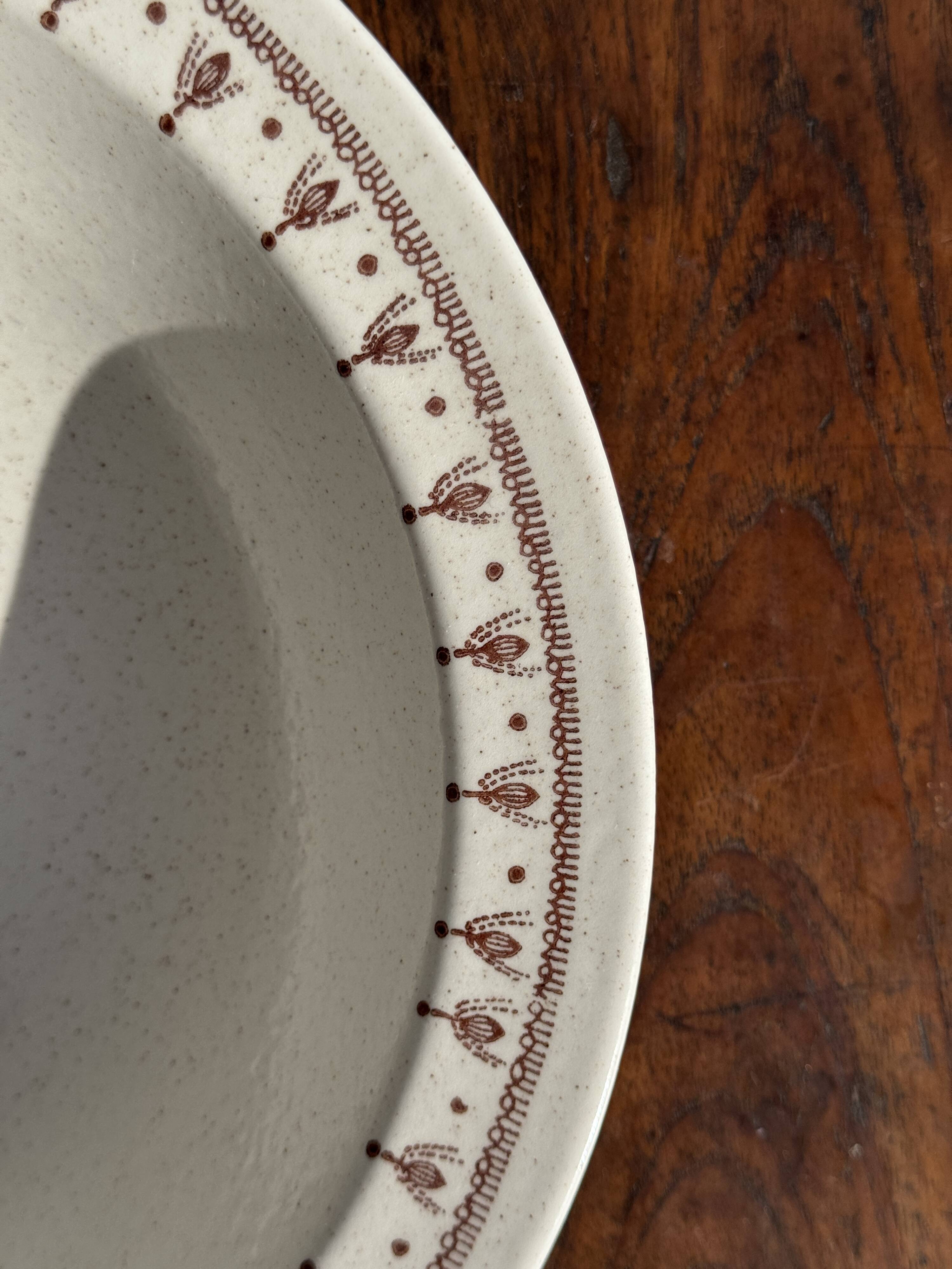 Set of a salad bowl and a vintage brown circular dish D28.