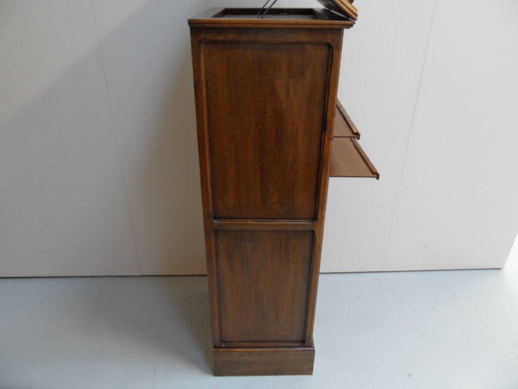Cabinet de classement ancien avec rideau roulant