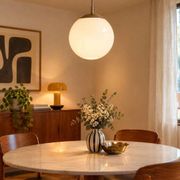 Plafonnier en opaline et métal chromé