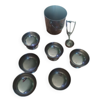 Complete ice service – bucket, tongs and stainless steel bowls.