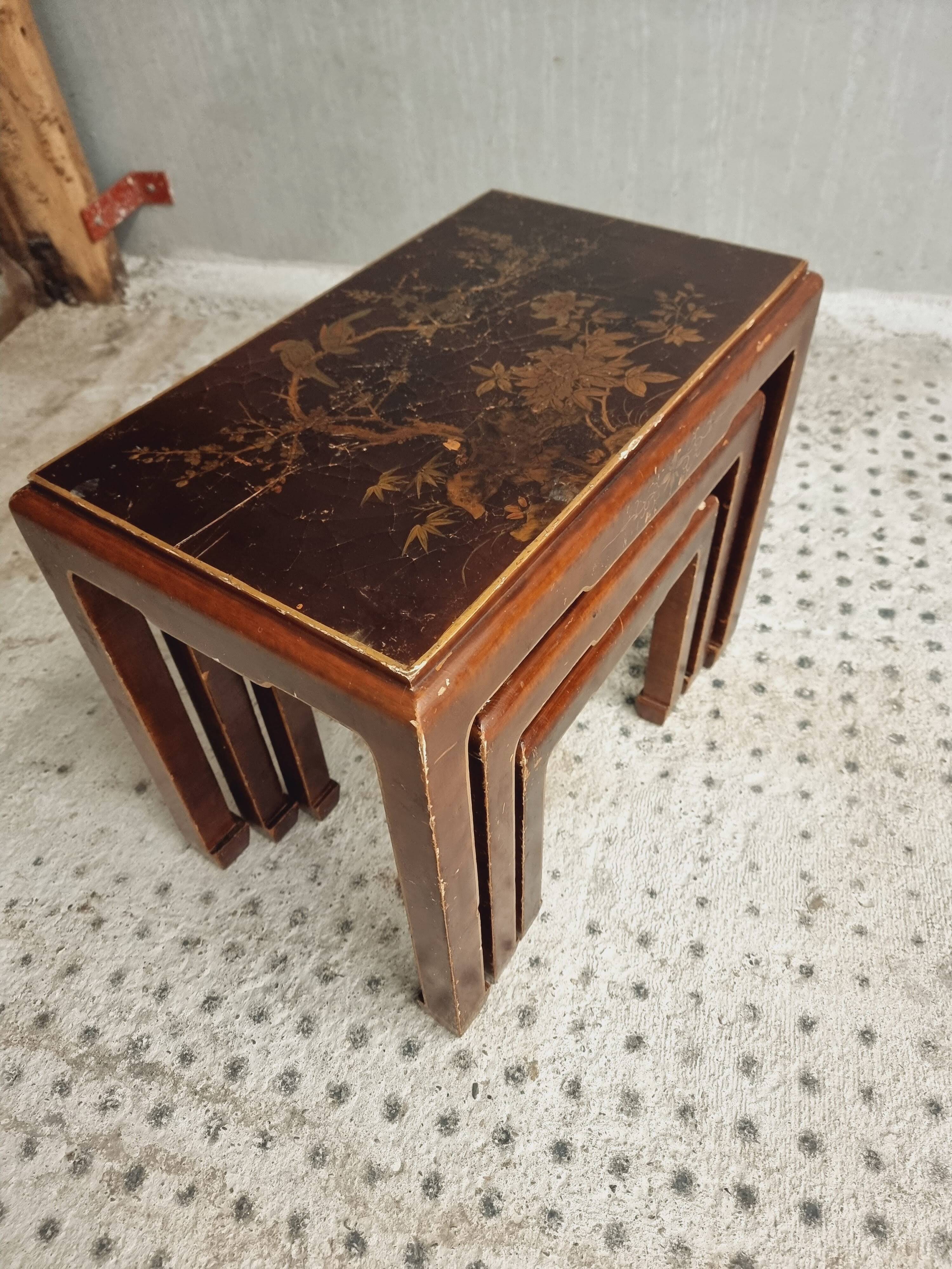 Ancien ensemble de tables gigognes de style oriental