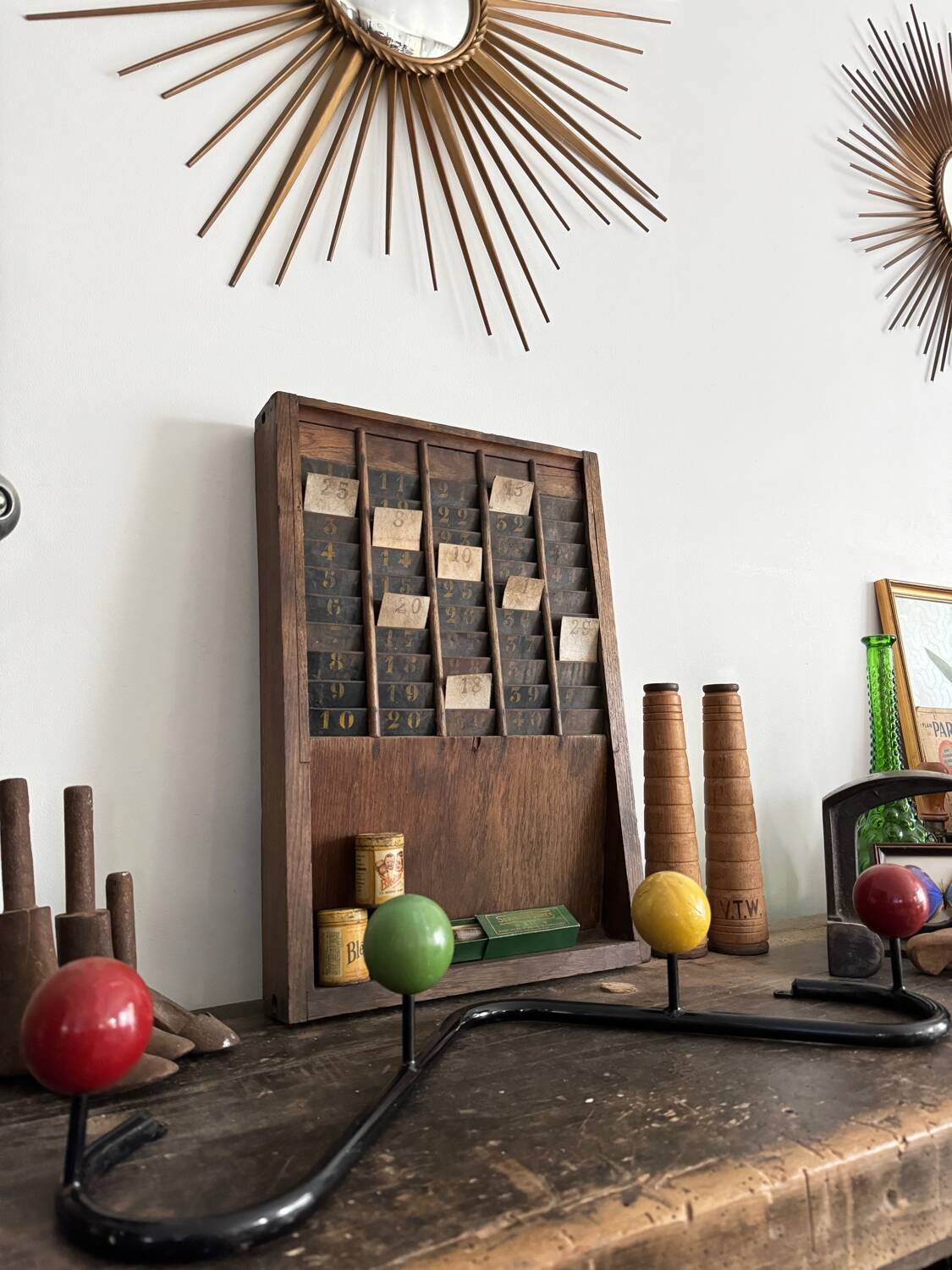 Wall coat rack with 4 wooden balls